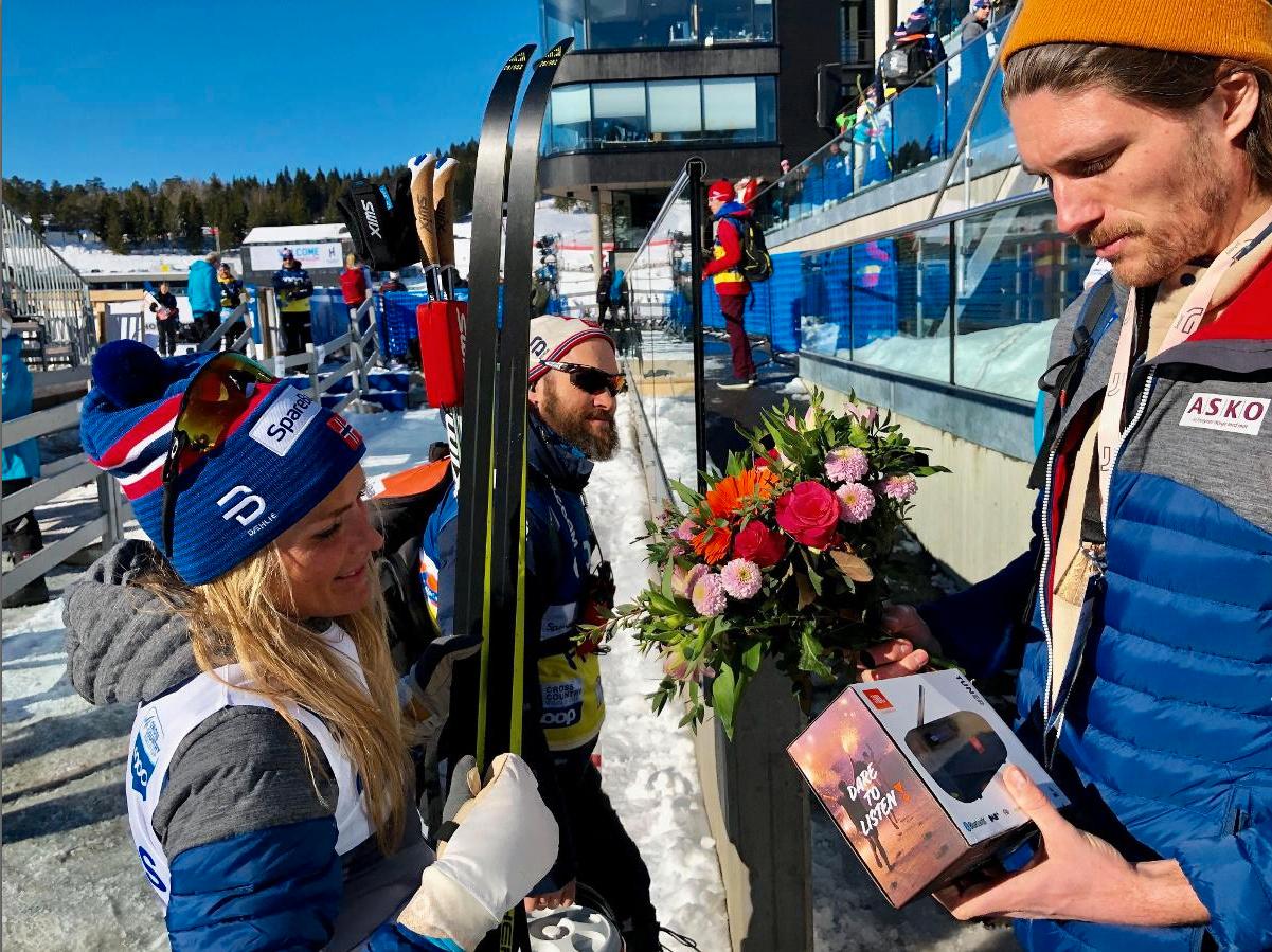 TETTE: Therese Johaug og Nils Jakob Hoff. Her etter Johaug-seier i Holmenkollen i 2019. 