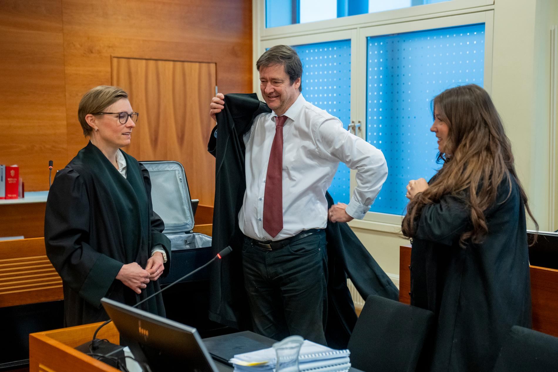 Aktor Marit Oliver Storeng og tiltaltes forsvarere, John Christian Elden og Heidi Reisvang under rettsforhandlingene i Borgarting lagmannsrett. 
