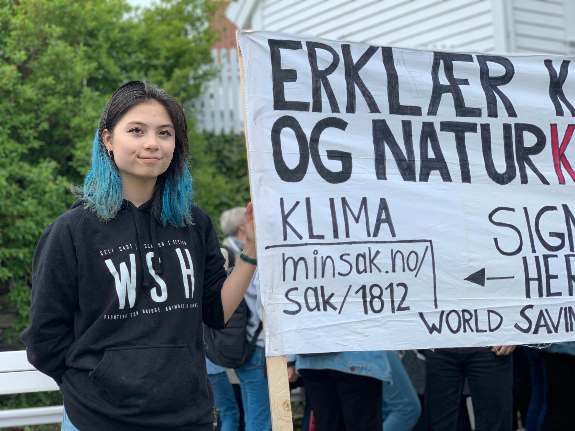 I tillegg til dagens streik, bruker Cinta Hondsmerk (17) hver fredag på å demonstrere utenfor Kongsgård. Hun ser positivt å dagens store oppmøte. 