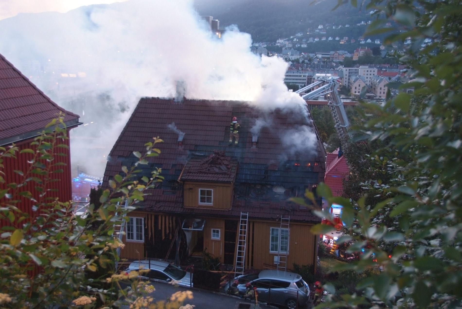 BRANN: Onsdag morgen brenner det i et hus i Gyldenprisveien. 