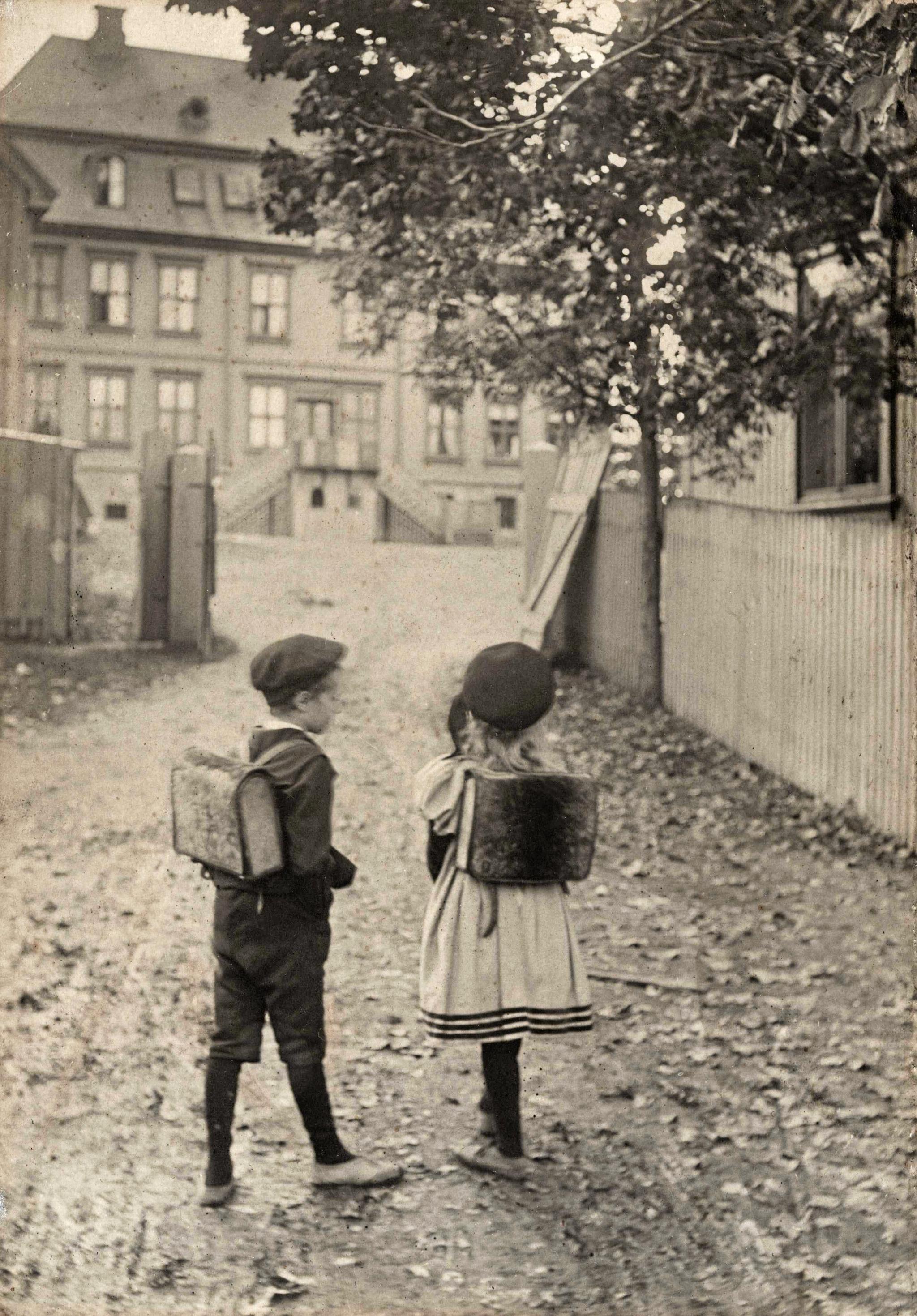 Første skoledag, rundt 1910. Bildet er tatt ved Schafteløkken på Frogner.