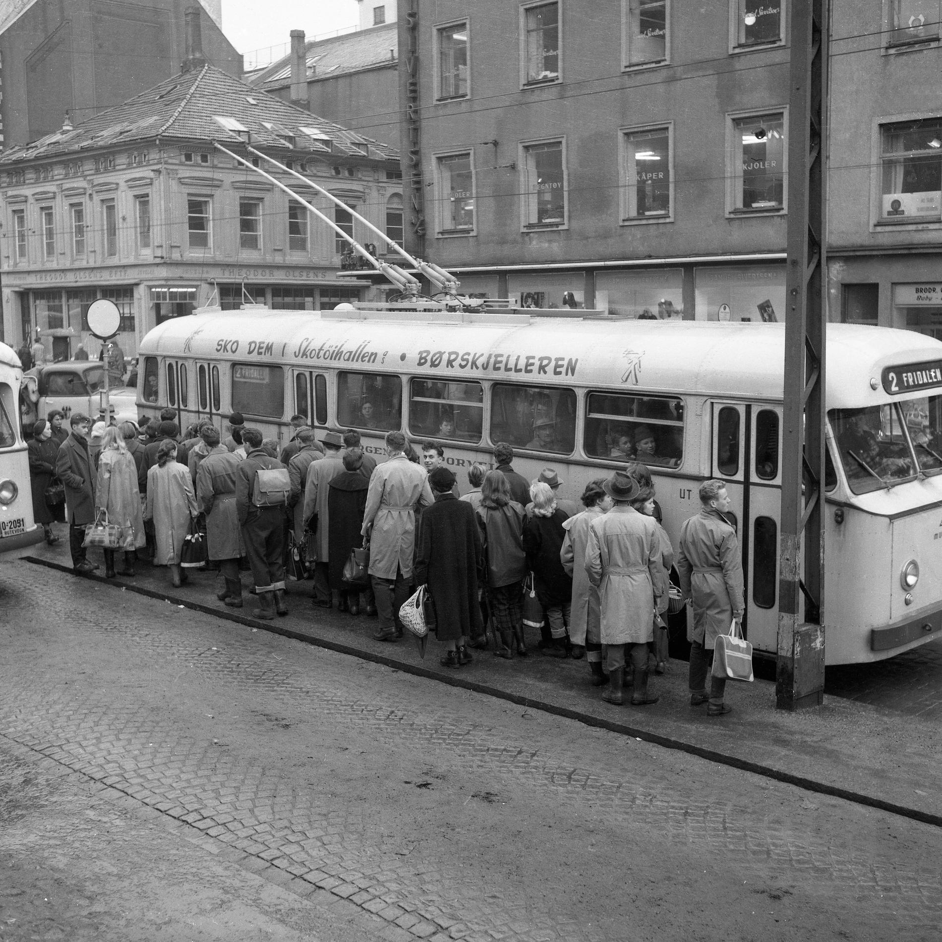 BUSSKØ: I 1958 var bergenserne begynt å flytte til Landås. Det førte til lange køer ved trolleybussene etter arbeidstid.