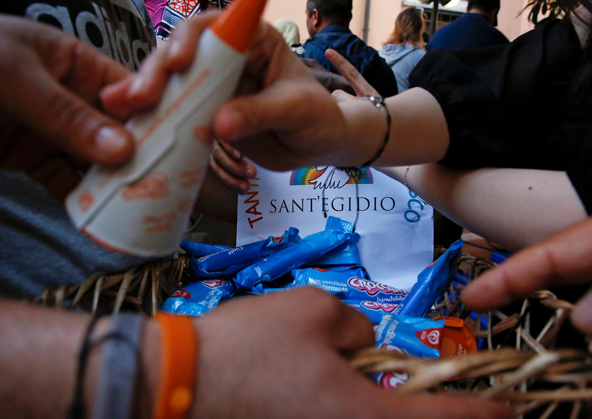 Hjelpearbeidere delte mandag ut iskrem fra Paven. Her på Sant'Egidio-senteret i Roma.