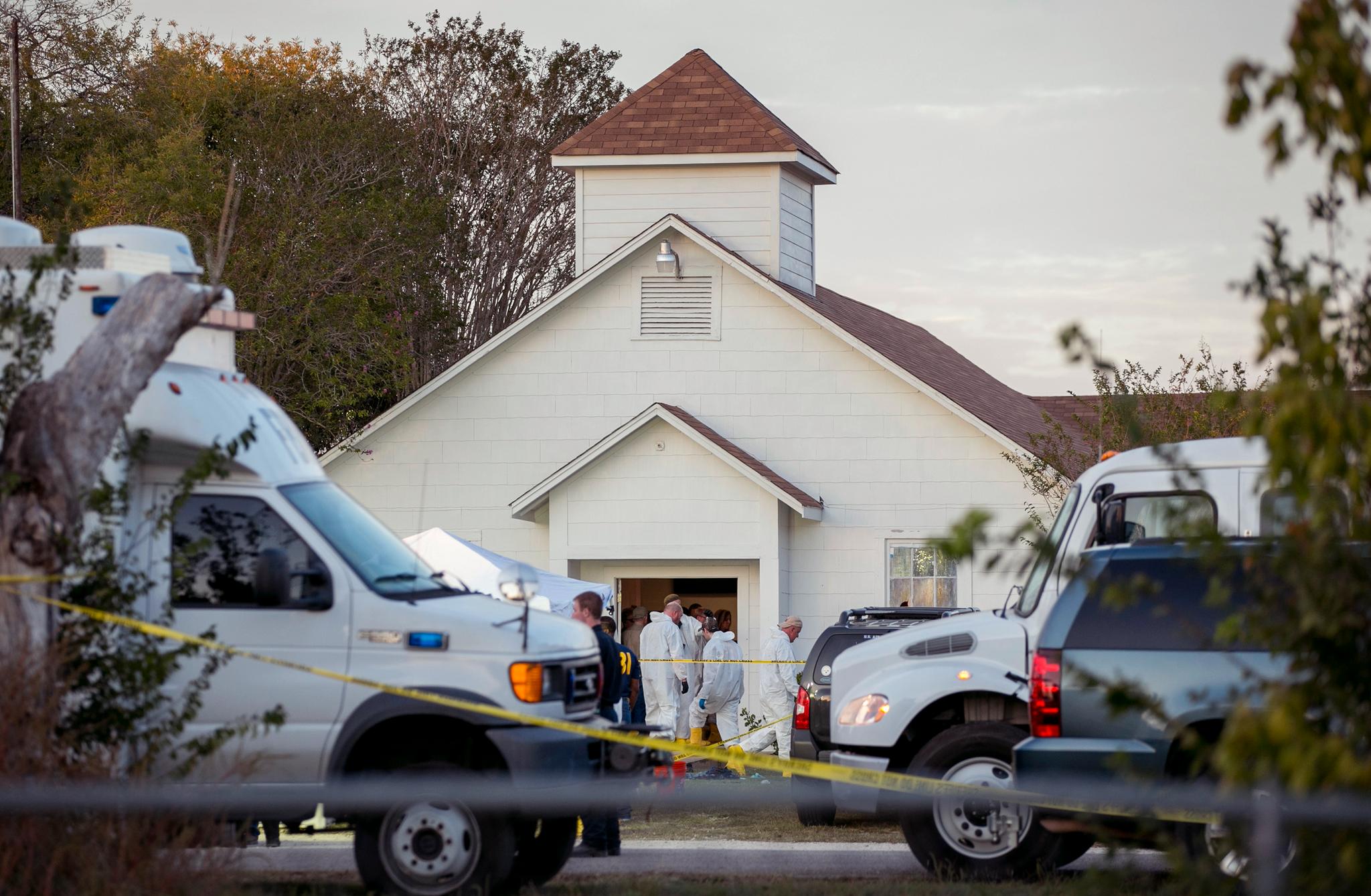 26 mennesker ble drept i baptistkirken i Sutherland Springs. Gjerningsmannen ble skutt to ganger av en sivilist og skjøt til slutt seg selv, opplyser myndighetene. . Foto: Jay Janner / Austin American-Statesman via AP / NTB scanpix
