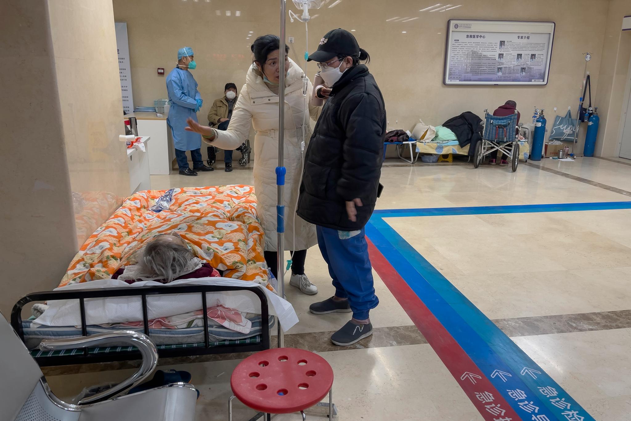 Mange kinesiske sykehus har vært overfylt siden begynnelsen av desember. Flere pasienter er blitt liggende på gangen.