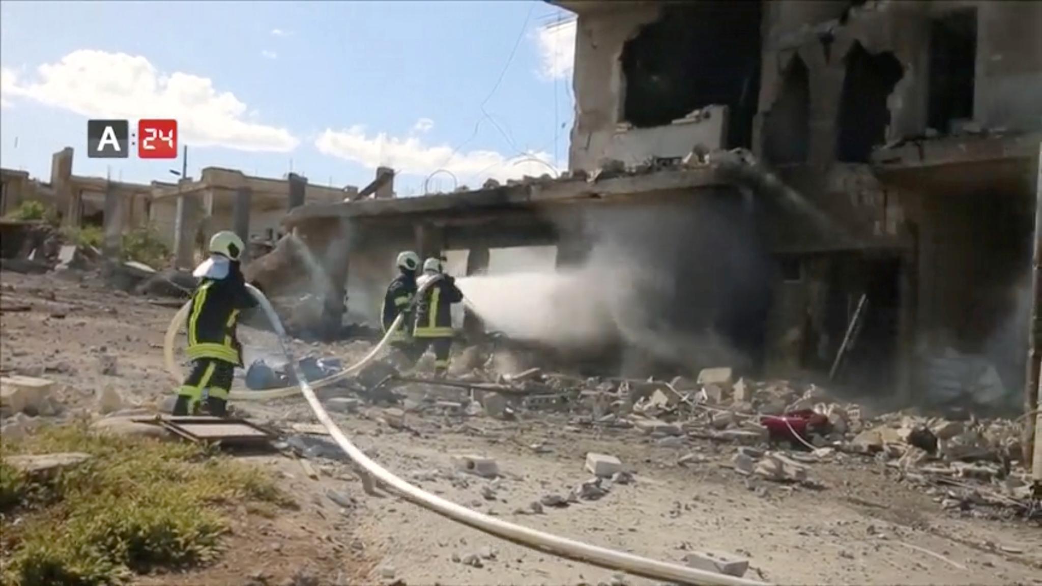 Brannmenn slukker ilden etter at Nabd Al-Hayat-sykehuset i Hass i Idlib-provinsen ble truffet under et flyangrep den 6. mai.