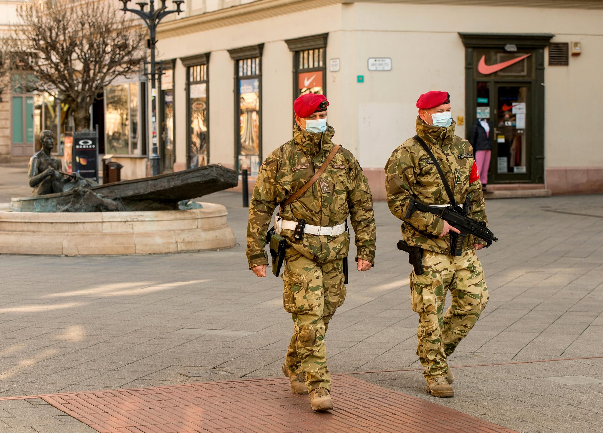 Militæret patruljerer i den ungarske byen Györ mandag 23. mars. Om europeiske land nå ikke står sammen og forsvarer de verdiene vi holder kjær, er jeg redd for at et annet virus kommer til å spre seg blant oss, skriver Csilla Czimbalmos.