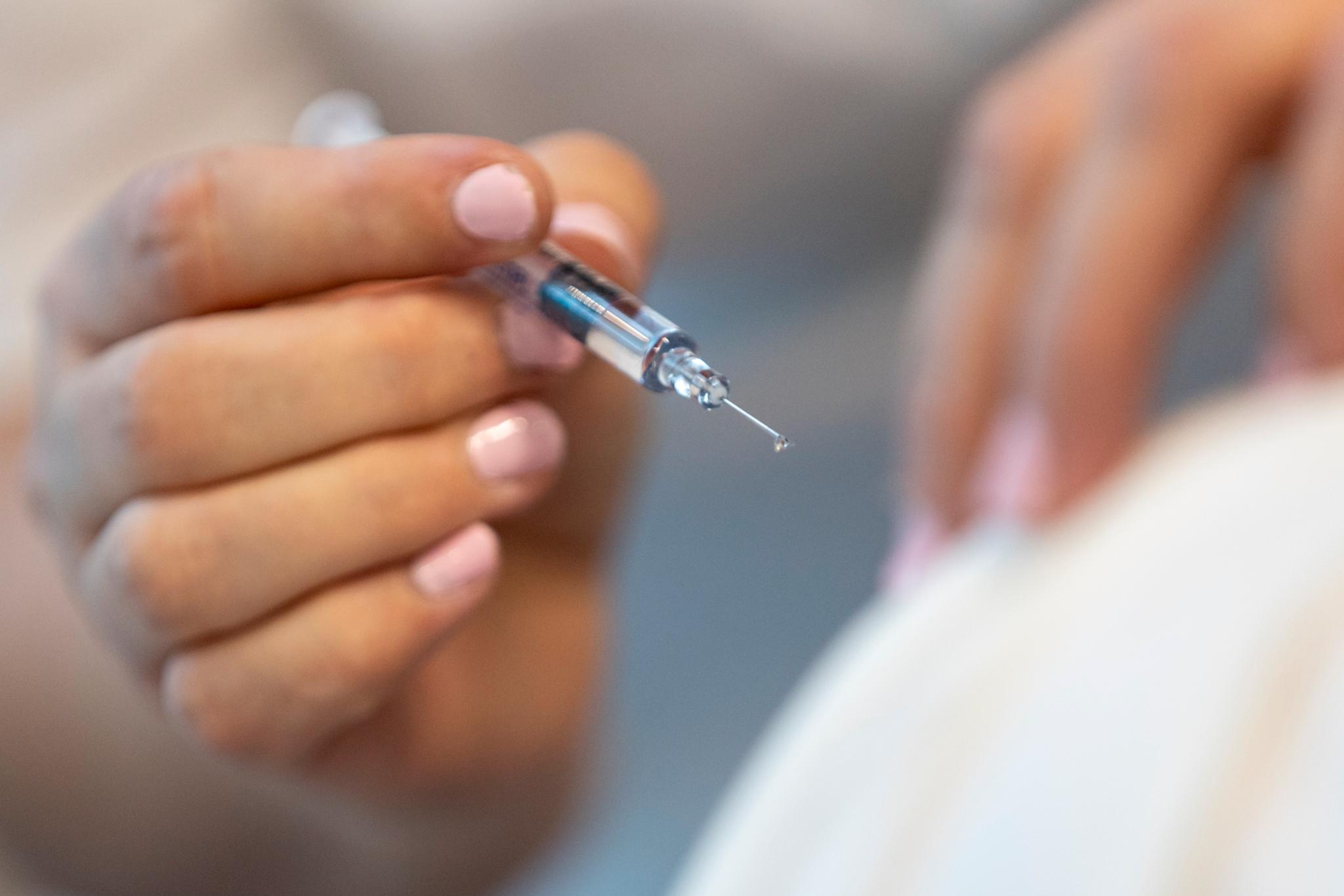 Influensaen er i full gang i Norge. Men vaksinen ser ikke ut til å beskytte godt mot å bli smittet i år. Du vil likevel få beskyttelse mot å bli alvorlig syk.