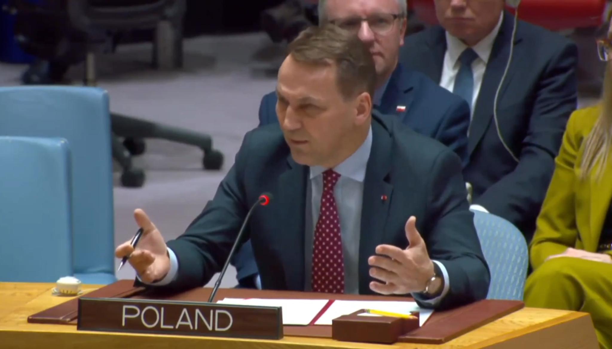 Her river Polens utenriksminister Russlands historiefortelling fra hverandre
