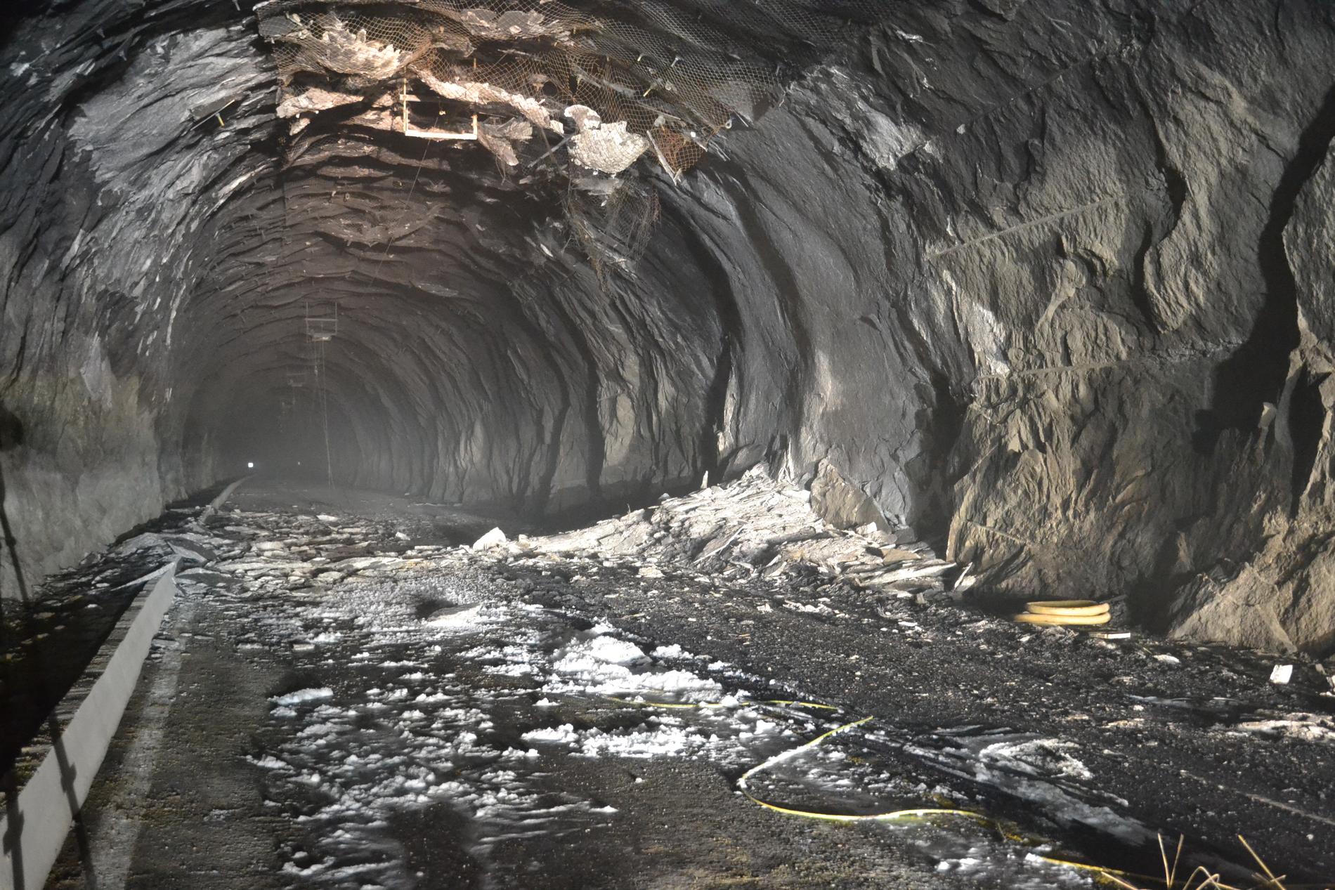 OMFATTENDE SKADER: Det har rast stein, revet hull på sikkerhetsnettet, og fjellet har sprukket opp i tunnelen på grunn av varmen.