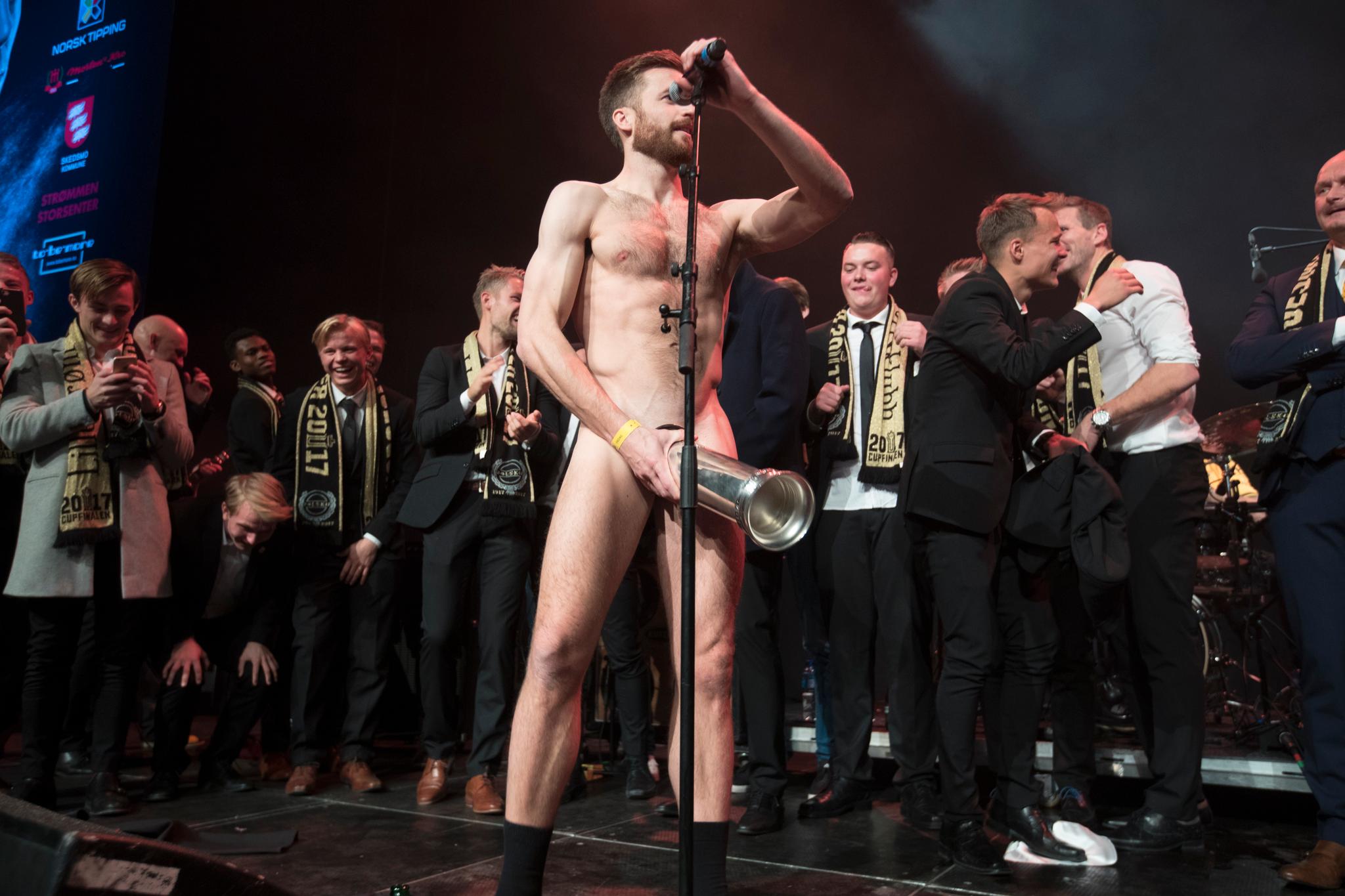 3. desember: Aleksander Melgalvis lager et aldri så lite strippeshow på scenen under feiringen av Lillestrøms cupgull. Spilleren kaster klærne og holder kongepokalen på et strategisk sted.