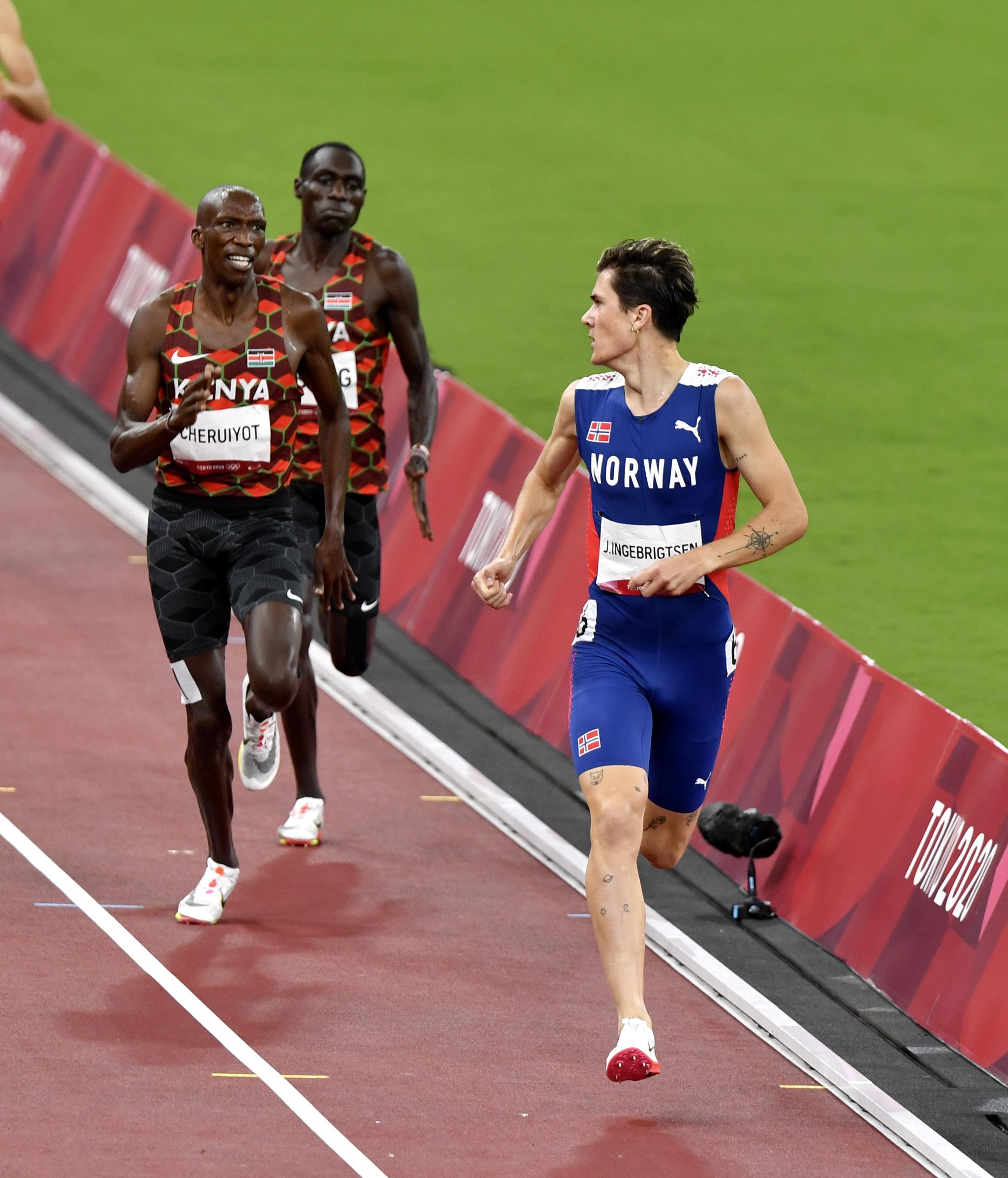 LØP FRA: Slik så det ut da Jakob Ingebrigtsen løp fra Timothy Cheruiyot under OL.