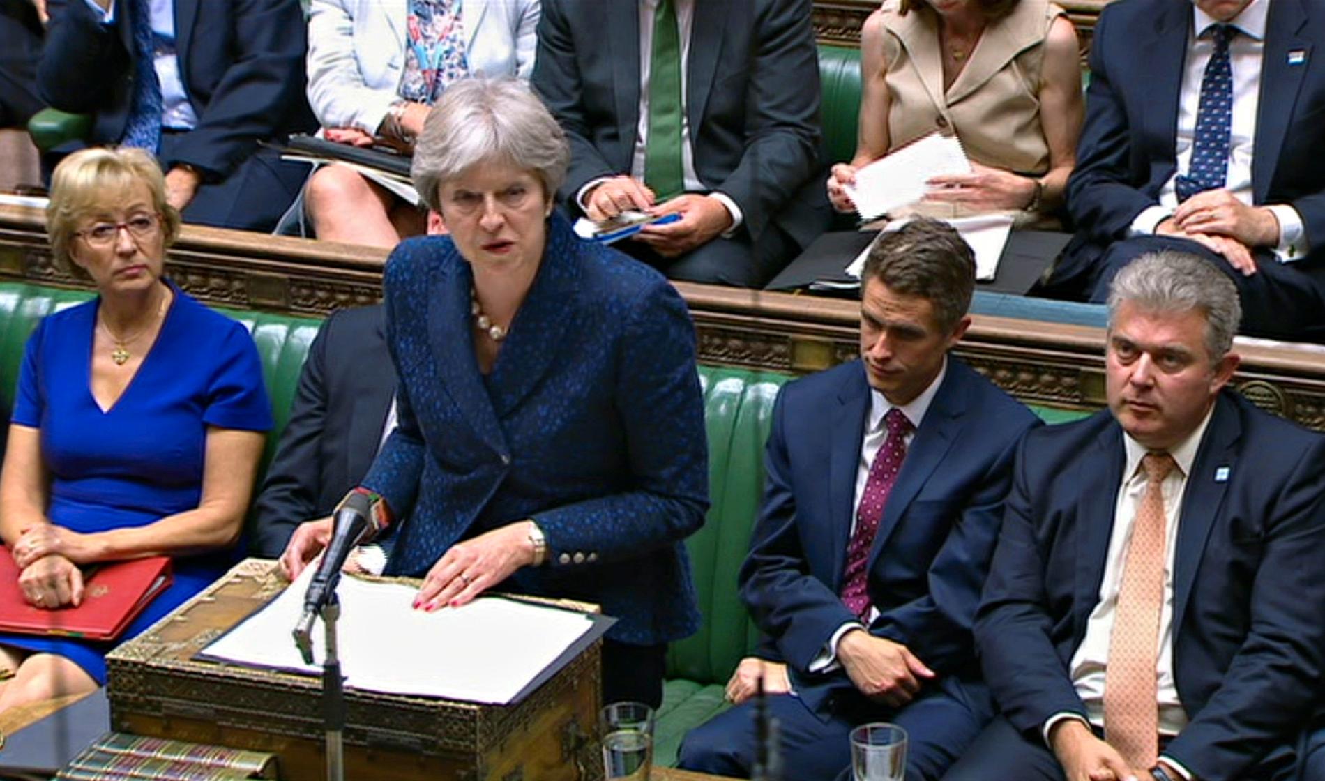  PARLAMENTET: Her snakker statsminister Theresa May i Parlamentet etter at David Davis og Boris Johnson hadde gått av på mandag. 