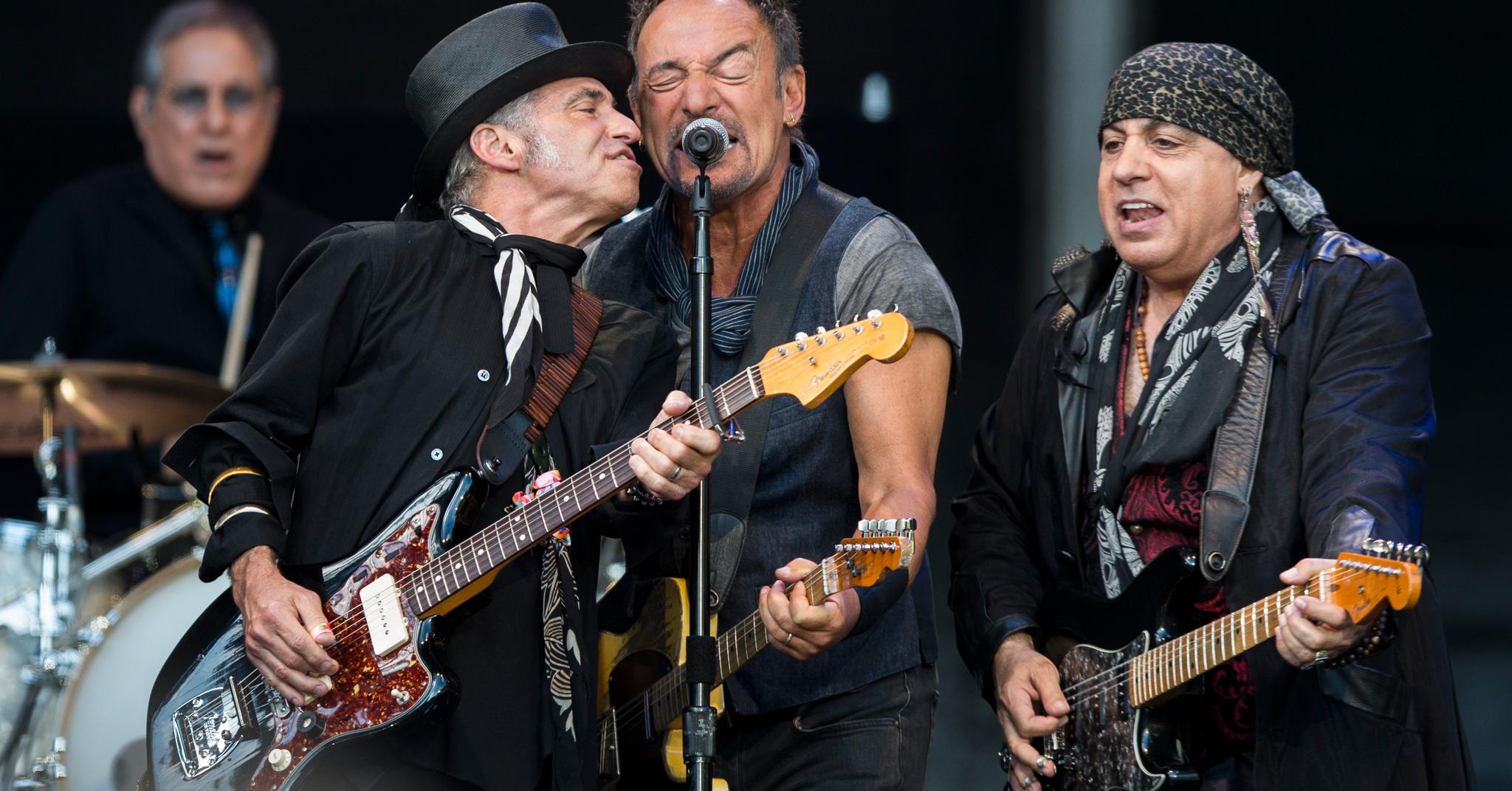  Videresalg av billetter til de utsolgte Bruce Springsteen-konsertene neste sommer er stoppet av Finn.no. Men flere andre nettsider har svartebørsbilletter. Her fra Springsteen-konserten i Frognerparken i 2016.
