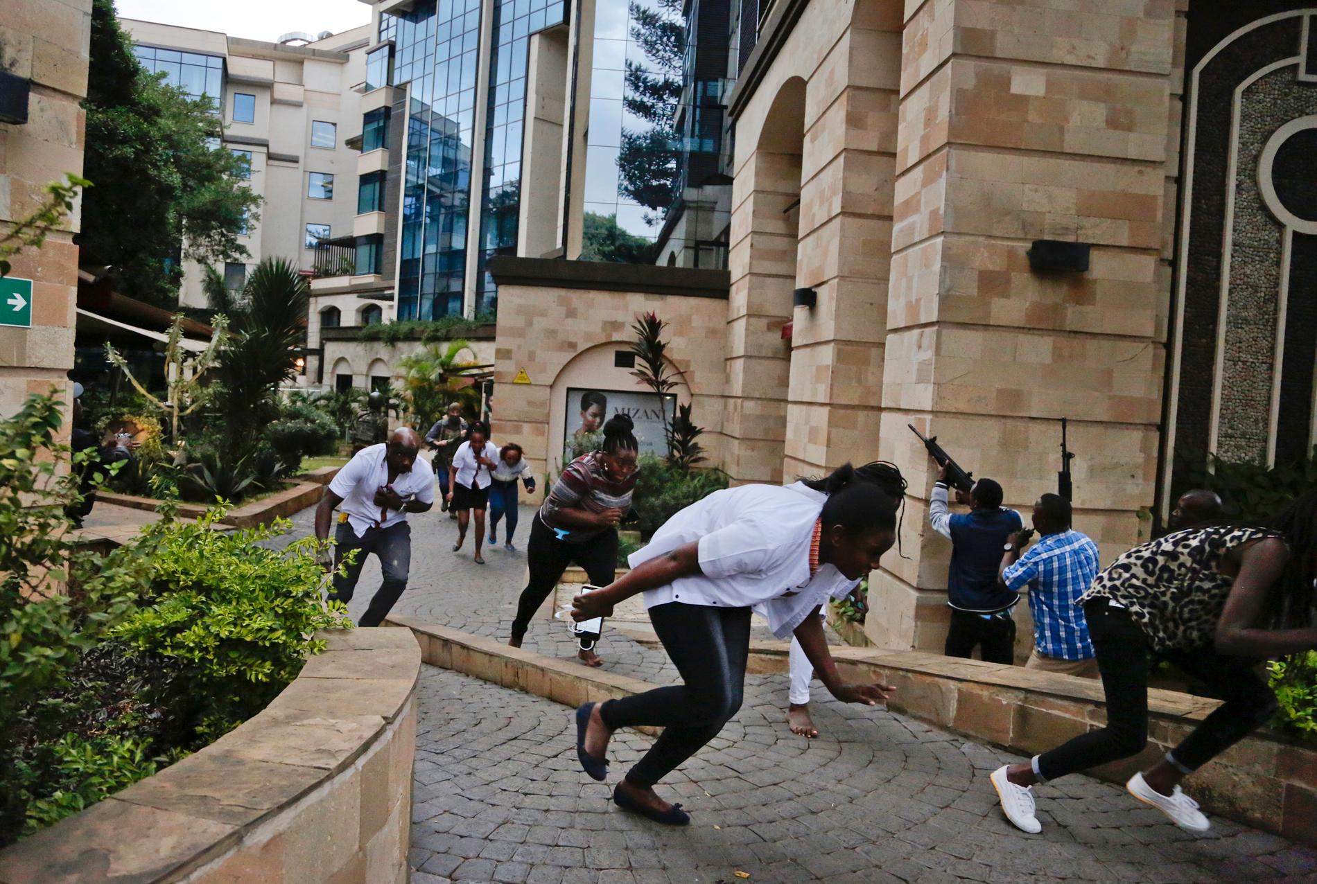 FLYKTER: Sivile flykter fra hotellkomplekset mens angrepet fortsatt pågikk i den kenyanske hovedstaden Nairobi tirsdag.
