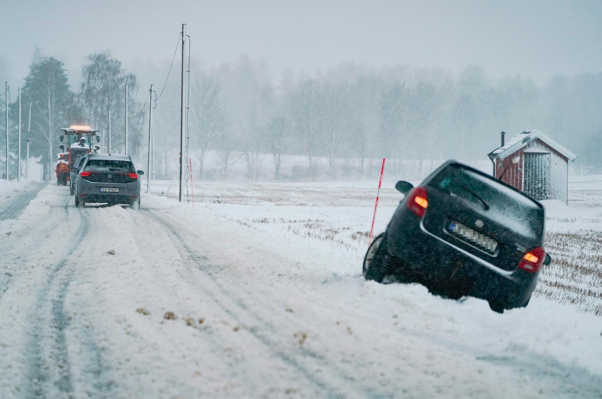 Tirsdagens snøvær skapte trafikkproblemer flere steder på Østlandet, blant annet på Fv454 i Ullensaker. 