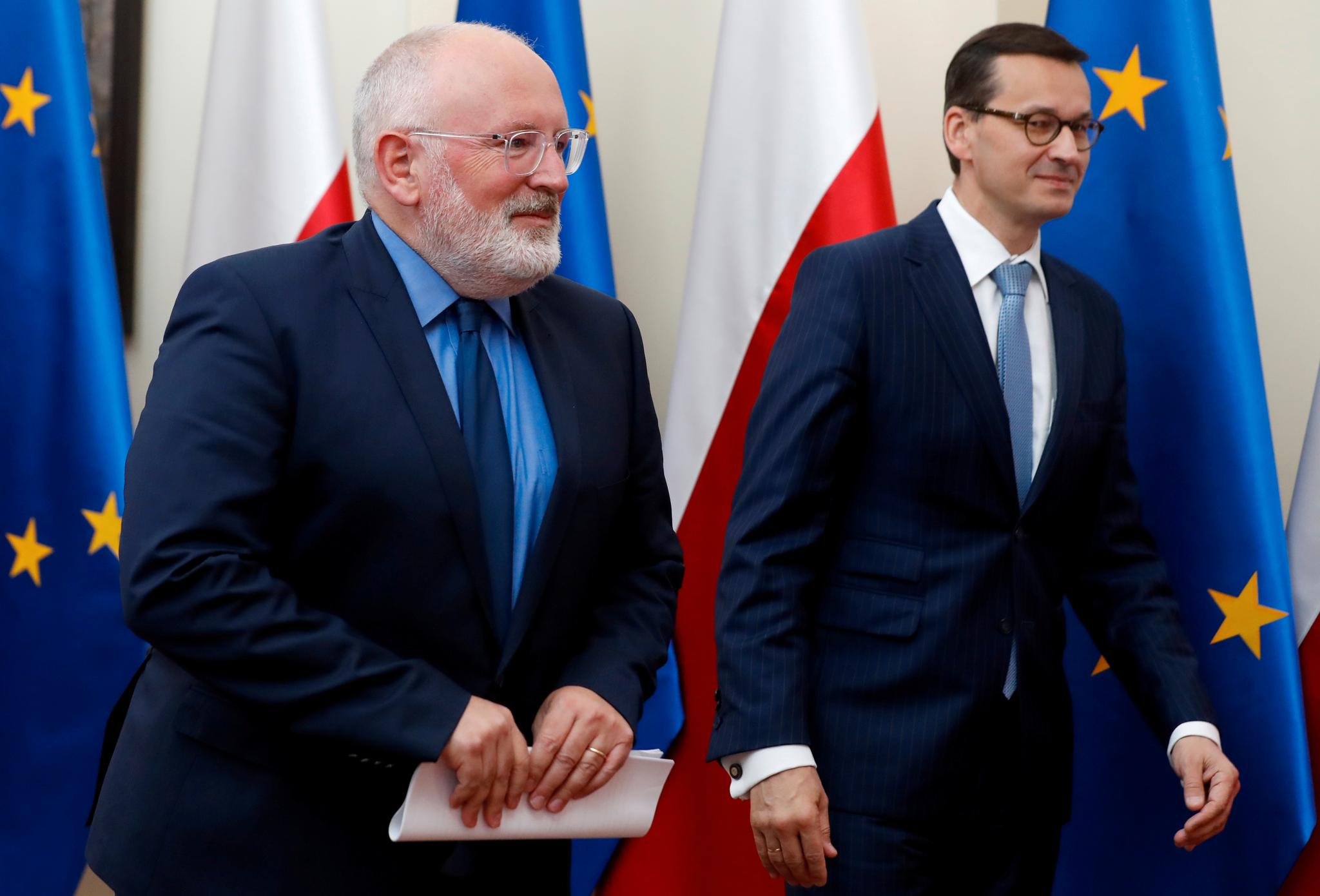 Visepresident i EU-kommisjonen Frans Timmermans (t.v.) har ledet an i EUs granskninger av Polen. Her fra et møte med statsminister Mateusz Morawiecki i juni. 
