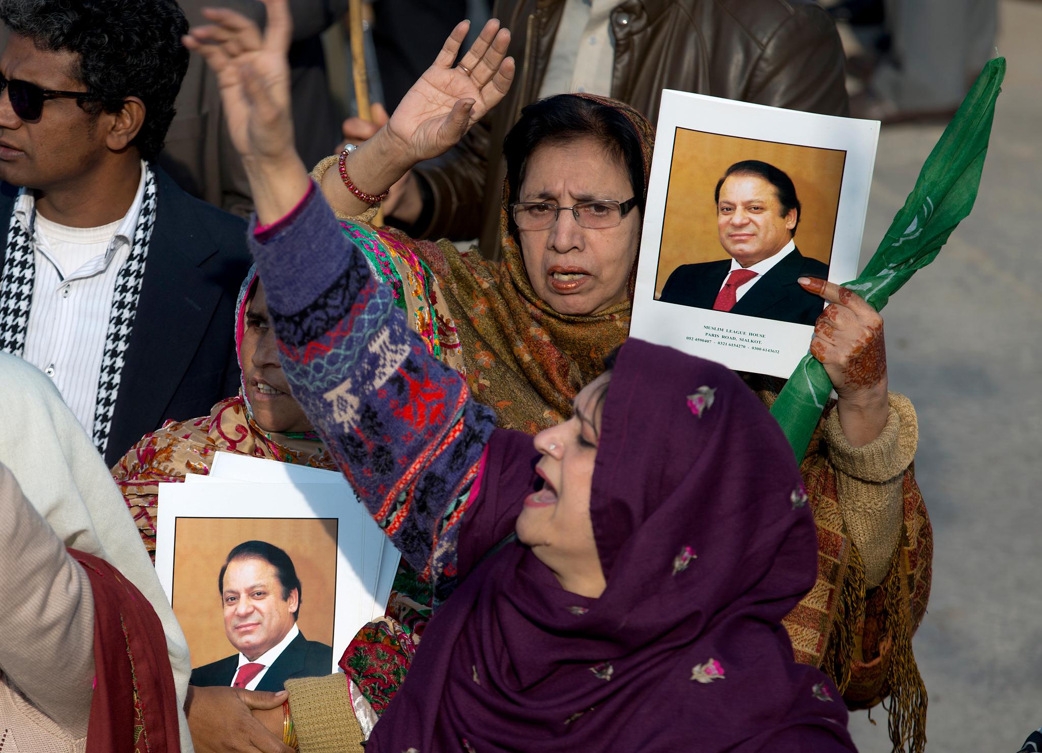 Tilhengere av Pakistans tidligere statsminister Nawaz Sharif utenfor rettslokalet i Islamabad mandag. Foto: AP / NTB scanpix