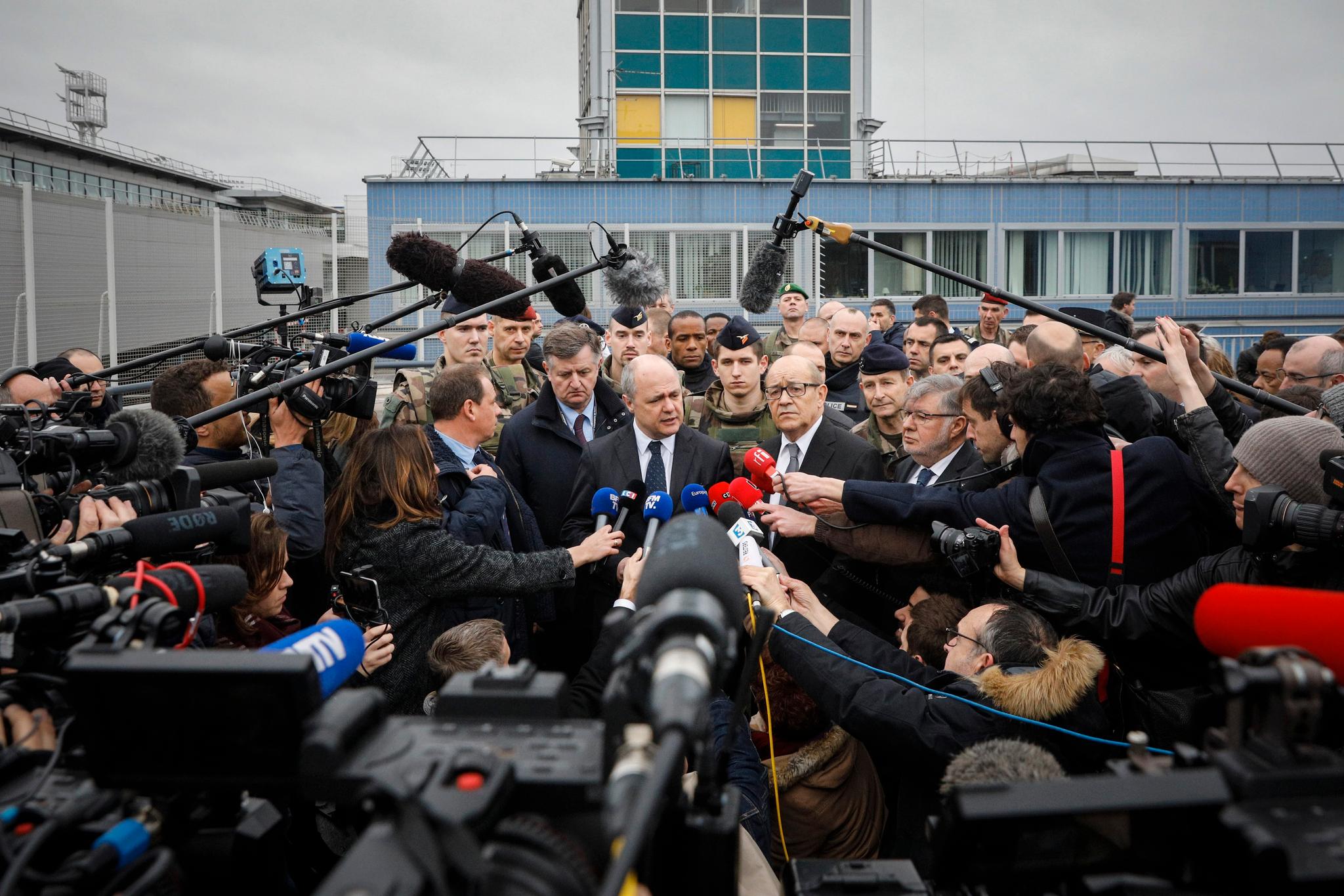 Den franske innenriksministeren Bruno le Roux (i midten, til venstre) har bekreftet at mannen som angrep en soldat på flyplassen Orly er kjent for politiet fra før. Sammen med forsvarsminister Jean-Yves le Drian holdt han en pressekonferanse på flyplassen.  