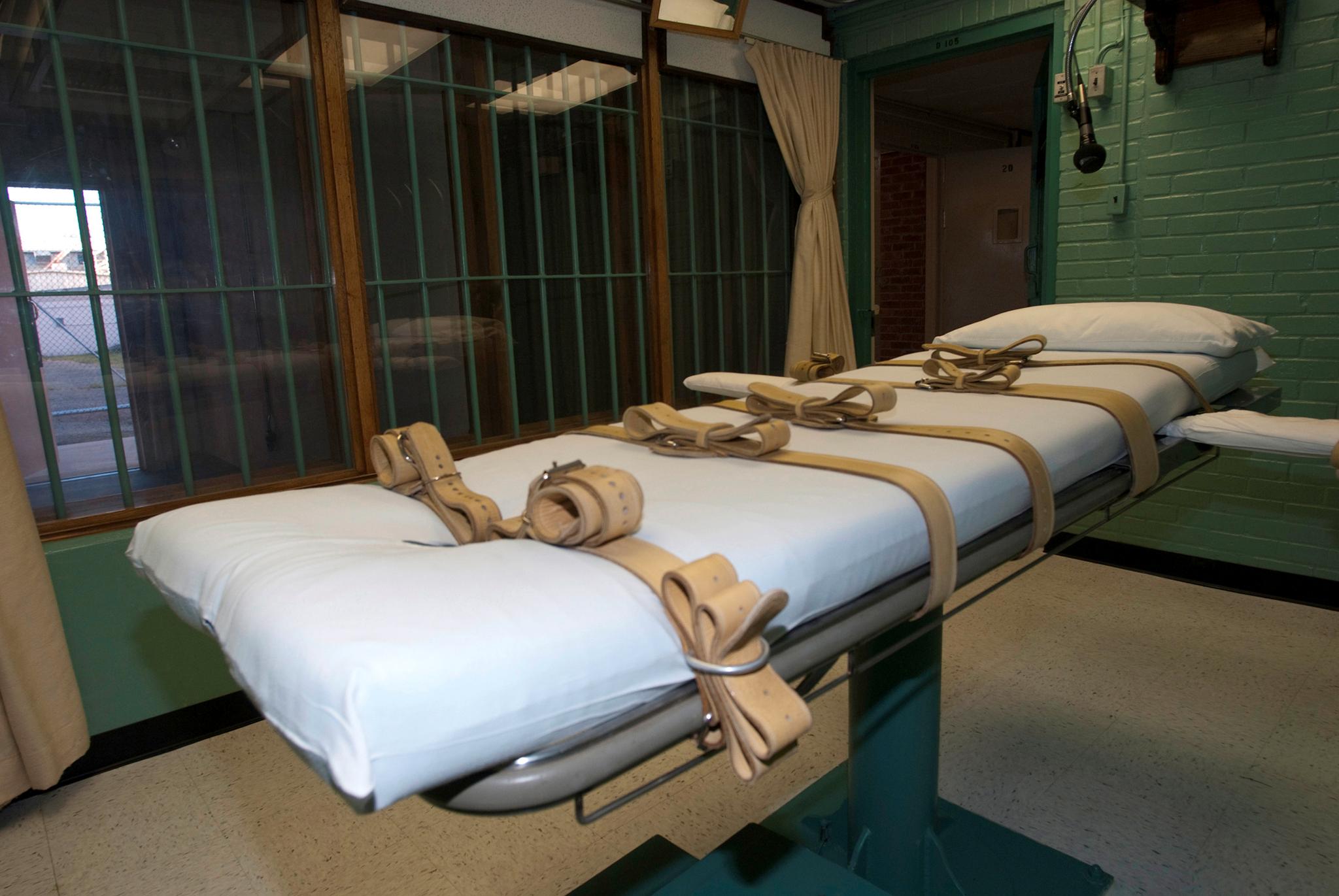 Henrettelsene skjer på såkalte «dødskamre», her fra et statlig fengsel i Huntsville i delstaten Texas. Fangene henrettes ved hjelp av en dødelig sprøyte.