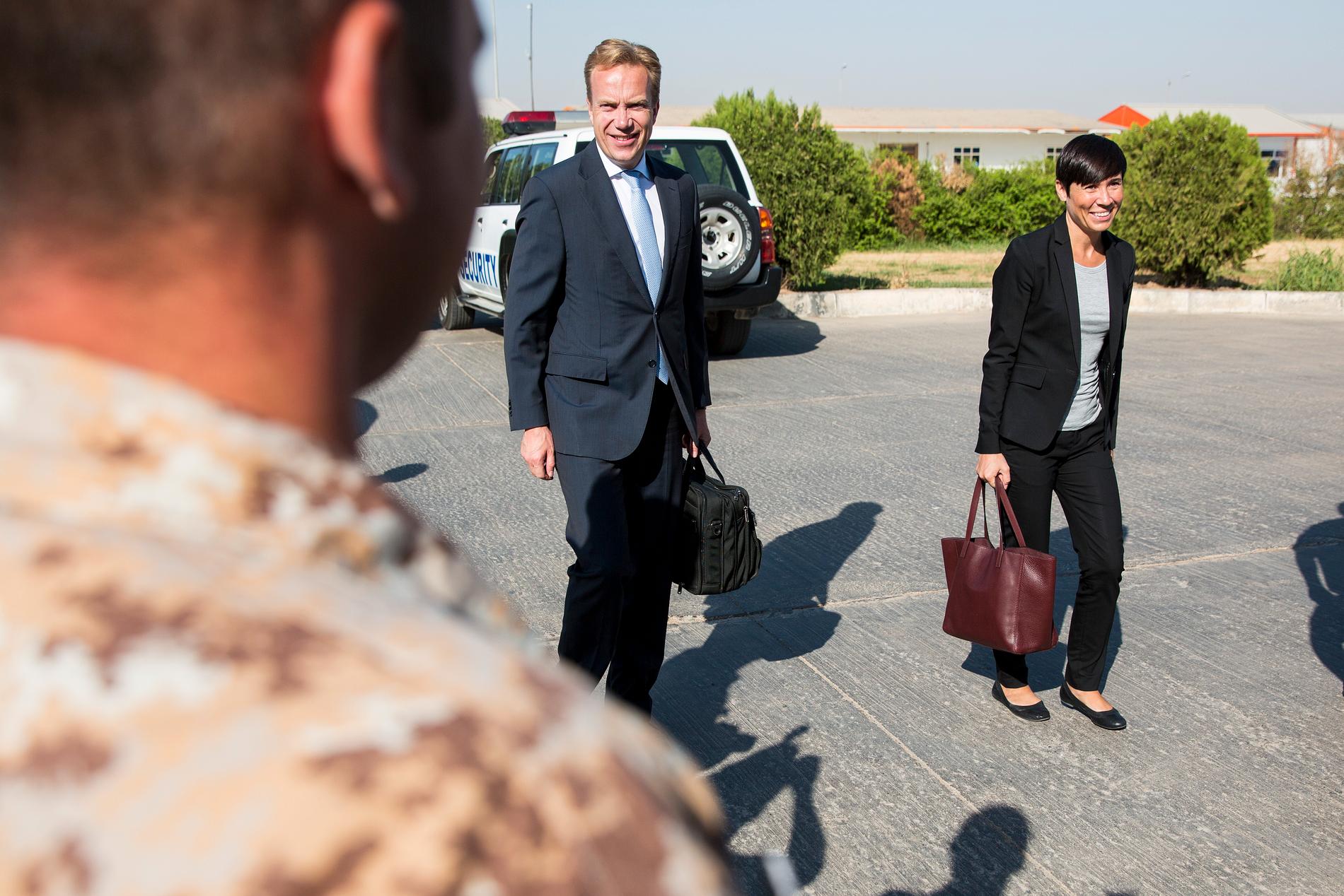 Utenriksminister Børge Brende (H) og forsvarsminister Ine Eriksen Søreide (H) besøkte norske styrker i Erbil i Nord-Irak høsten 2015. 