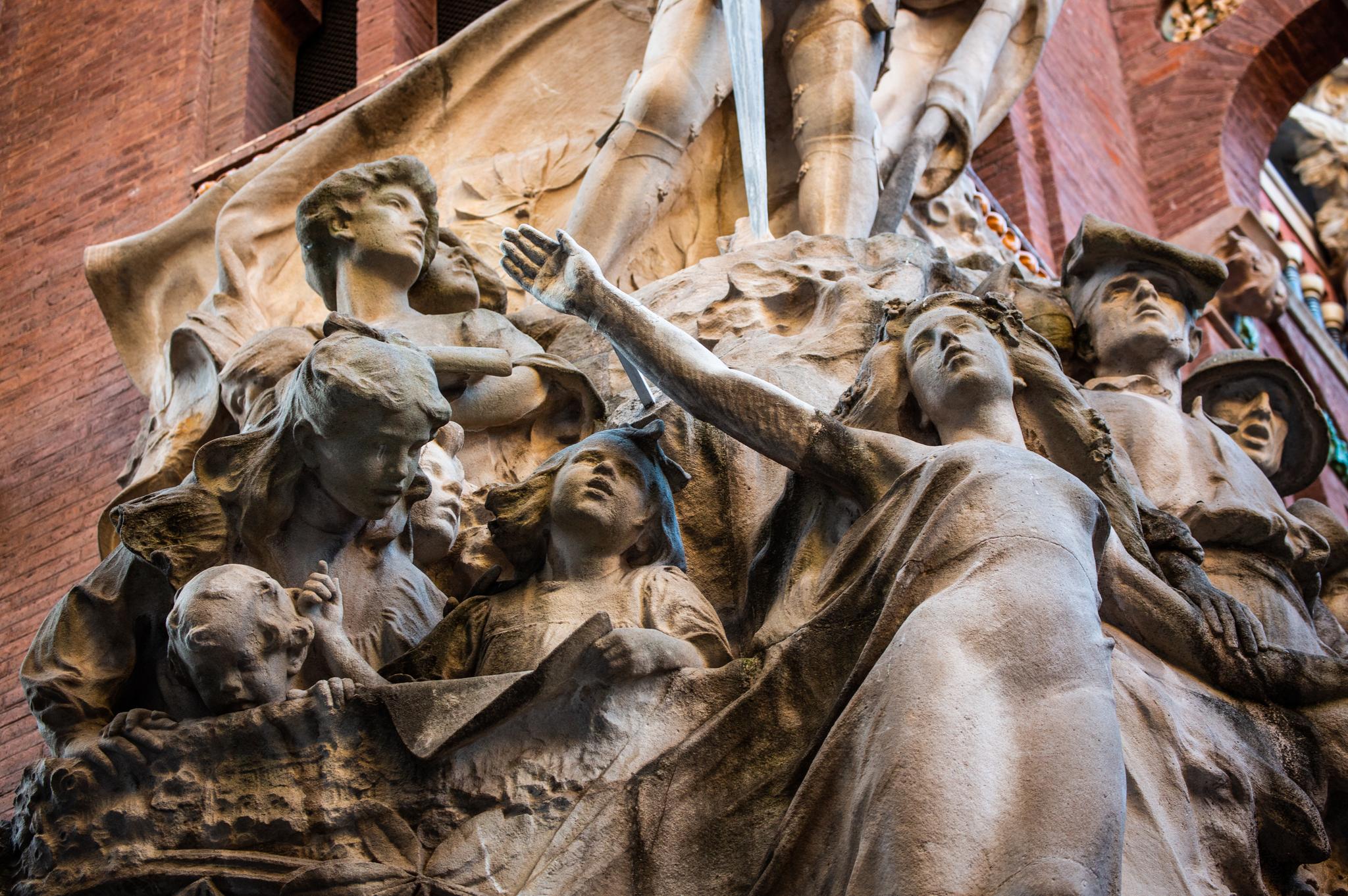 På fasaden av Palau de la Música Catalana ser du byster og statuetter av blant andre Beethoven, Mozart og Wagner – men mest av alt vanlige mennesker avbildet.