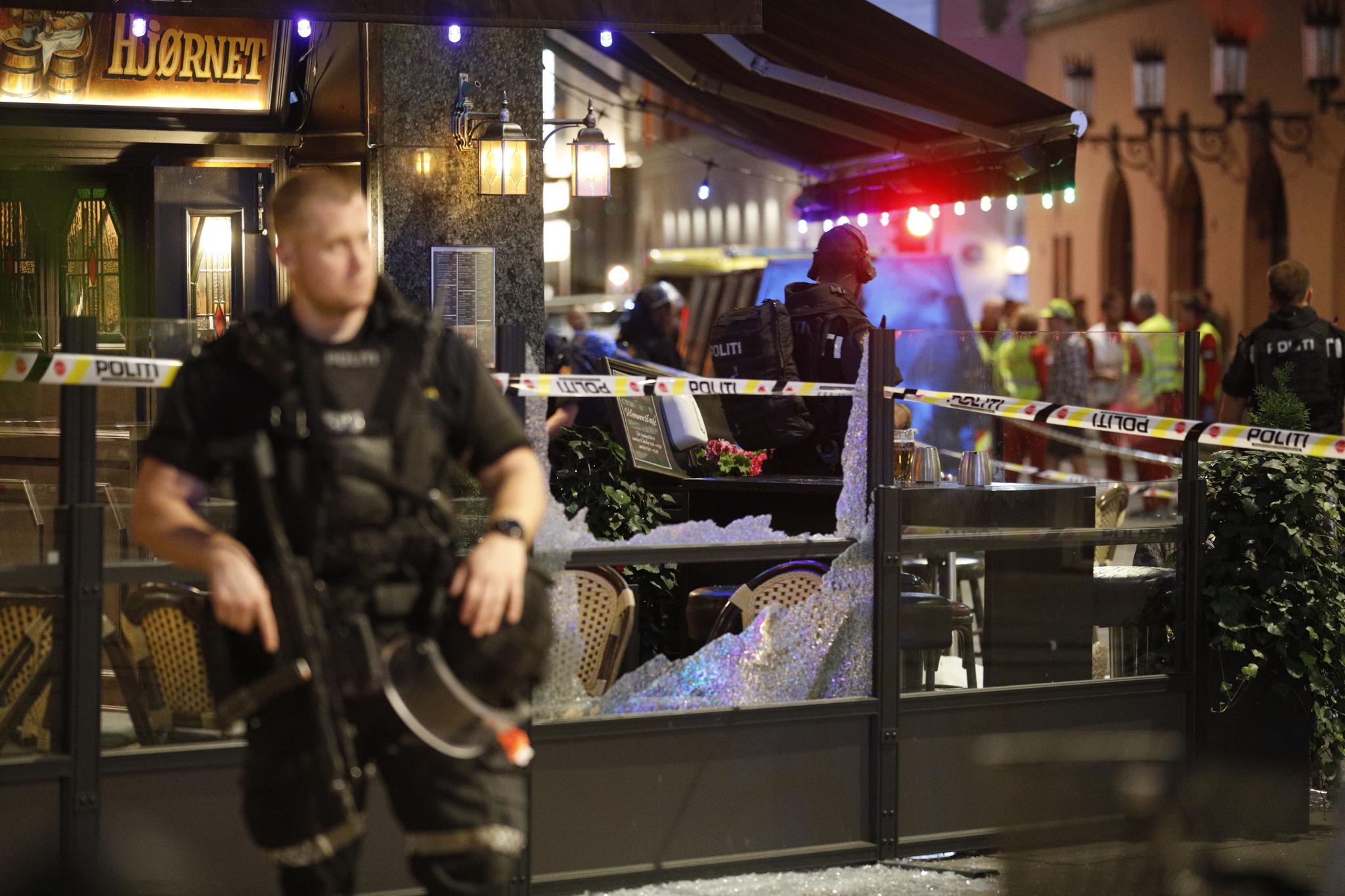 To drept og minst 19 skadet i skyting i Oslo sentrum. Etterforskes som terror.