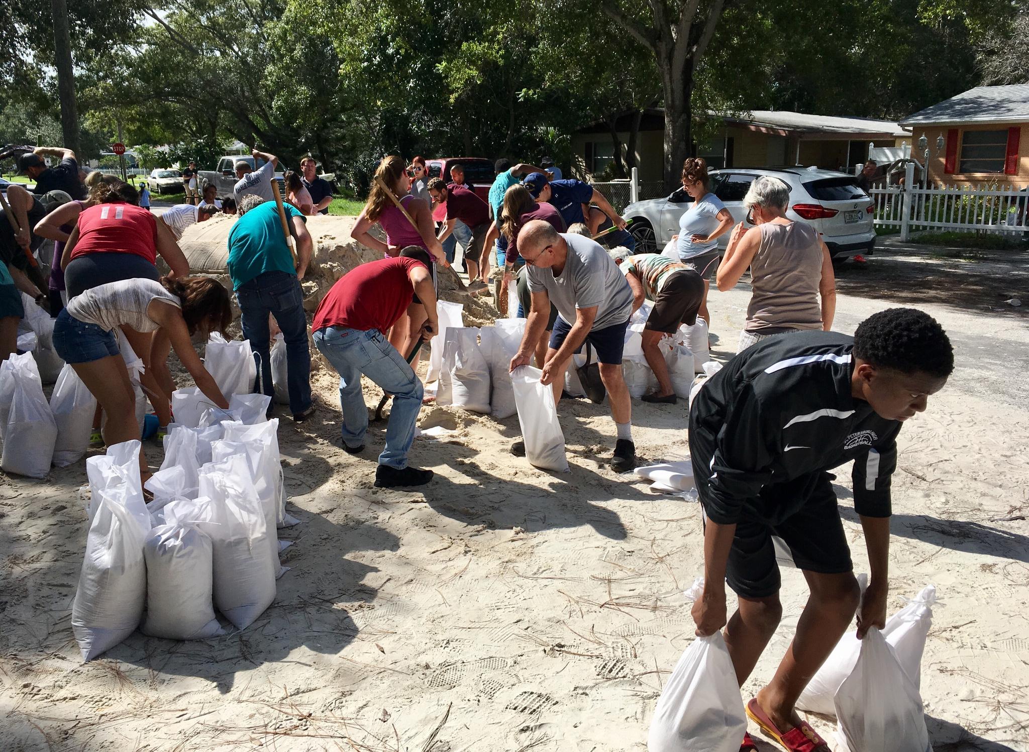 Noen av dem som ikke har rømt hjemmene sine i Florida, er travelt opptatt med å fylle sandsekker som de skal bruke i kampen mot vannet som er varslet.