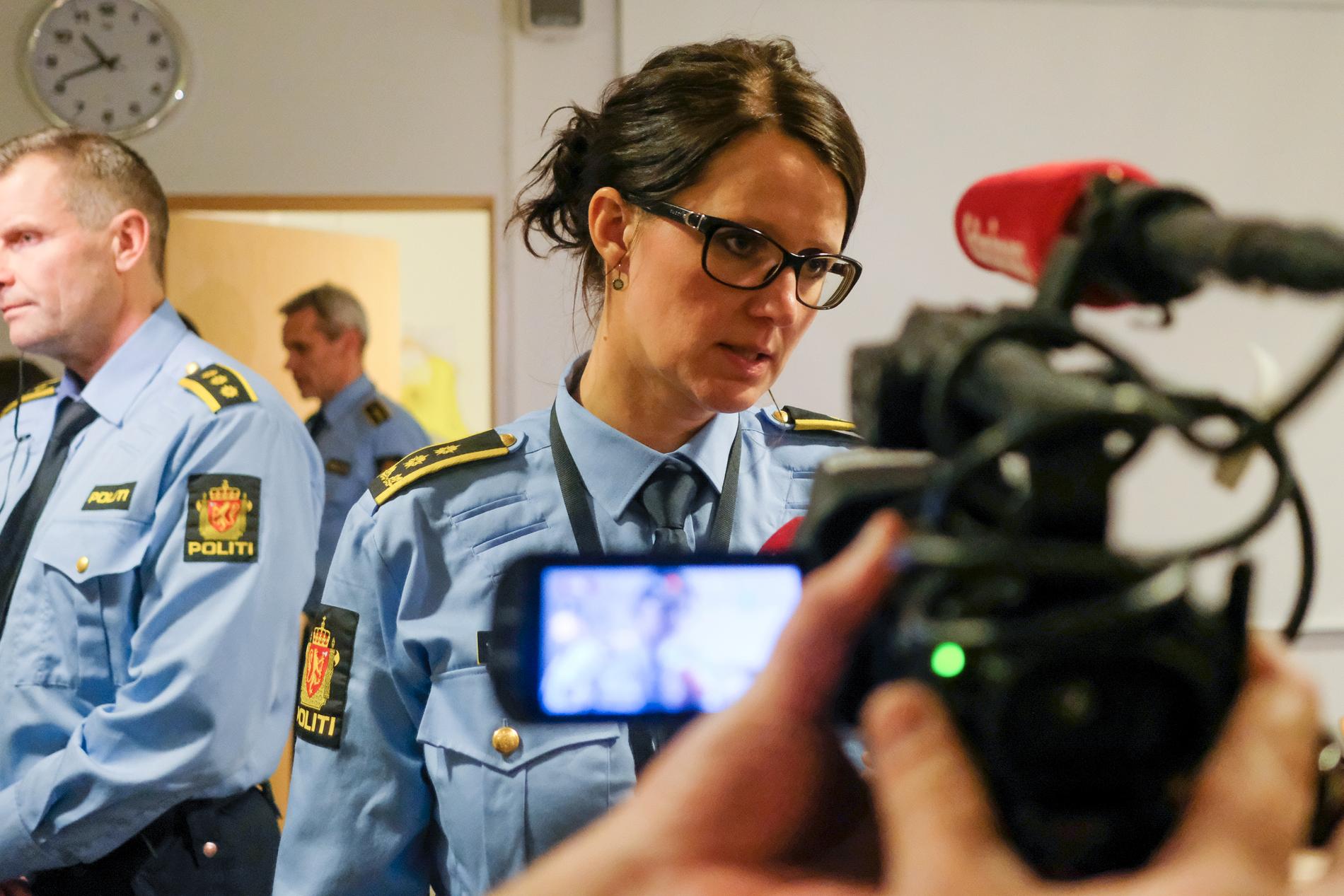 SIKTET: Fredag kveld opplyste politiet at ektemannen til den savnede Janne Jemtland er pågrepet og siktet for drap på kona. Hun er ennå ikke funnet. Lensmann i Ringsaker, Terje Krogstad (til venstre) og politiadvokat Julie Dalsveen (til høyre) på pressekonferansen i Brumunddal fredag kveld. 