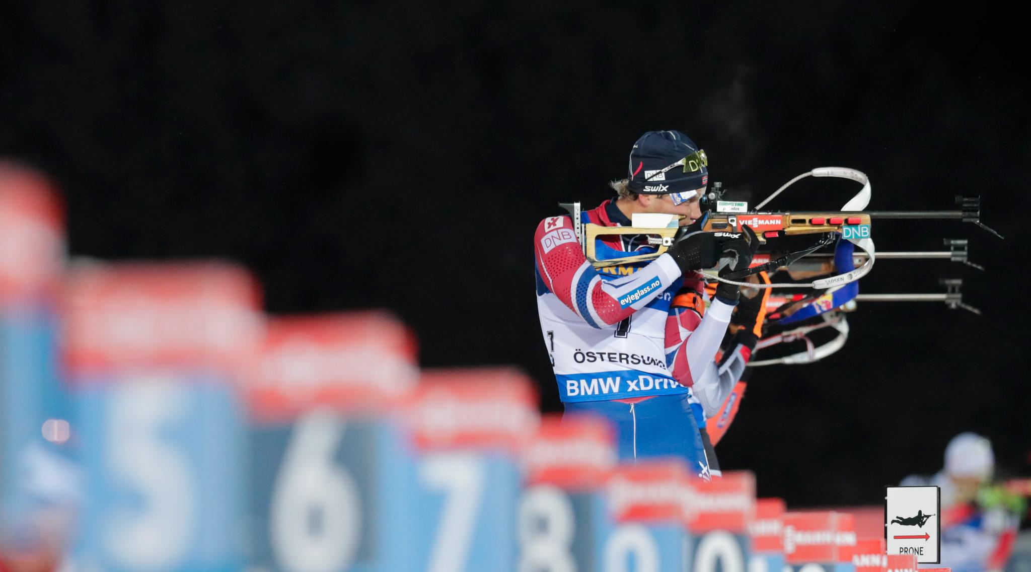 30. november: Lars Helge Birkeland på standplass med tre armer og tre gevær under verdenscupen i skiskyting i Östersund. 