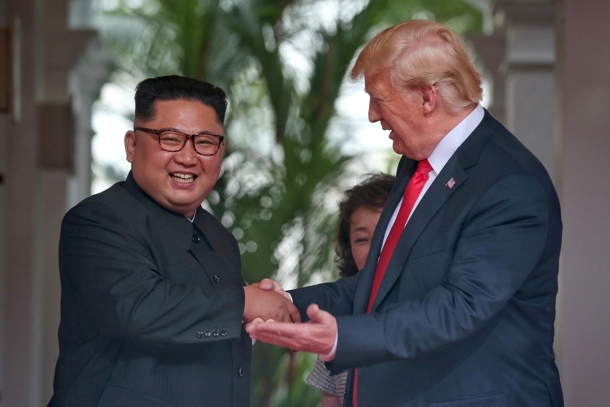Donald Trump og Kim Jong-un møttes i Singapore like etter klokken 09:00 lokal tid.