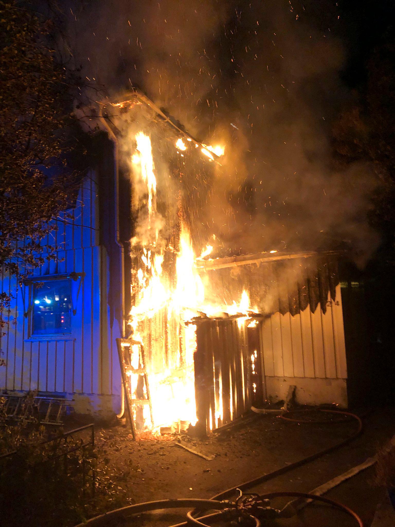 Politiet leter etter en mann som ble observert løpende fra vekk fra et hus som begynte å brenne i Tønsberg natt til onsdag.
Foto: Vestfold Interkomunale brannvesen / NTB scanpix