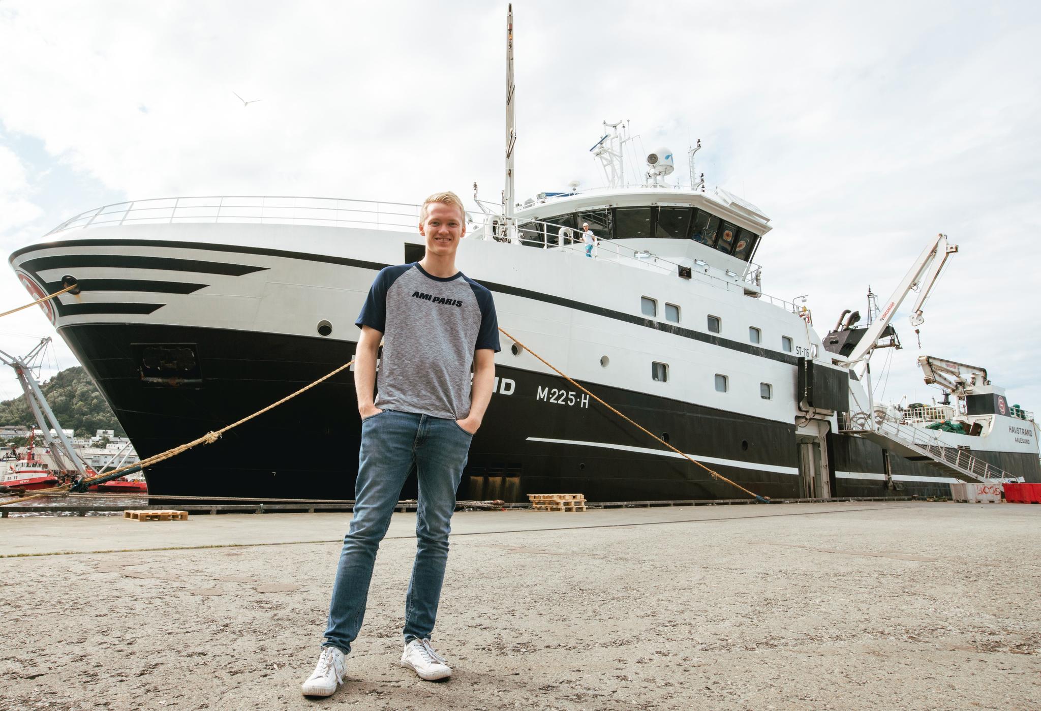 Etter to år som lærling fikk Sander Farstad fast jobb som fisker om bord på en fabrikktråler. Men åpningen kom først da en ansatt gikk av med pensjon. 
