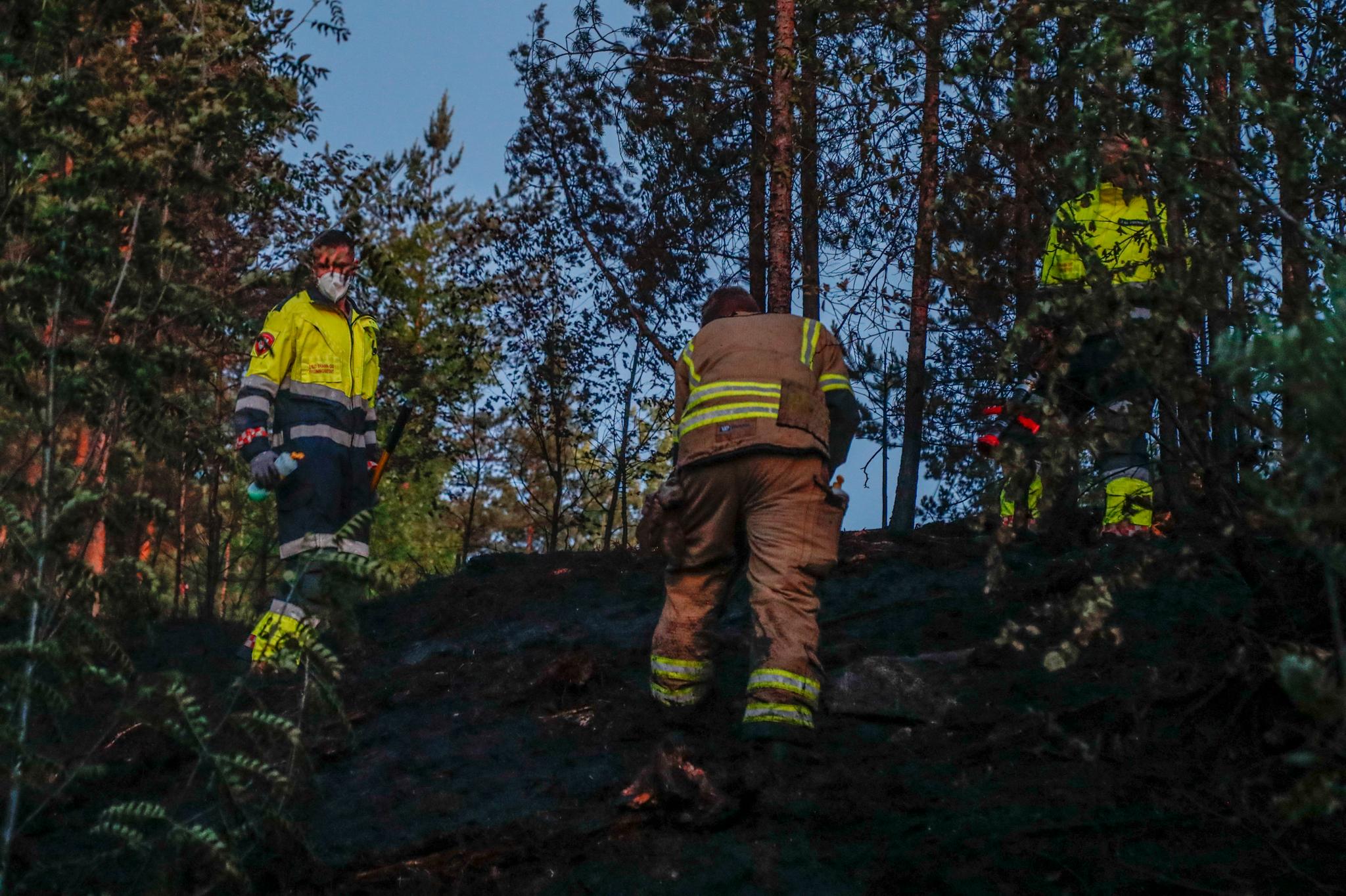 Skogbrannfaren er ekstremt høy. Her fra brannslukking  ved Taraldrud trafikkstasjon mandag kveld 