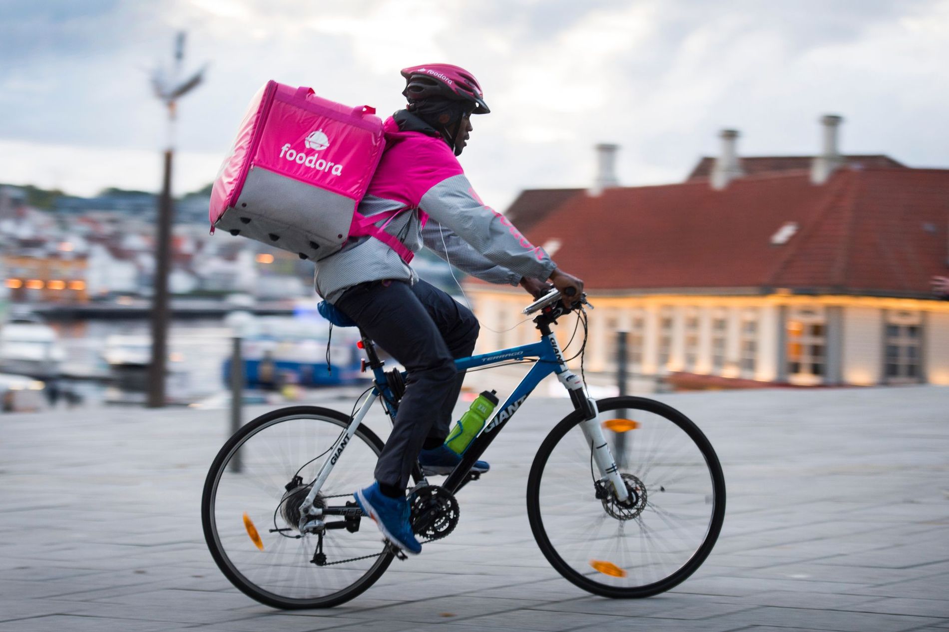 Foodora etablerte seg i Stavanger i juni i fjor. Nå skal selskapet også bli tilgjengelig for kunder i Sandnes, men sykkelleveringen uteblir. 