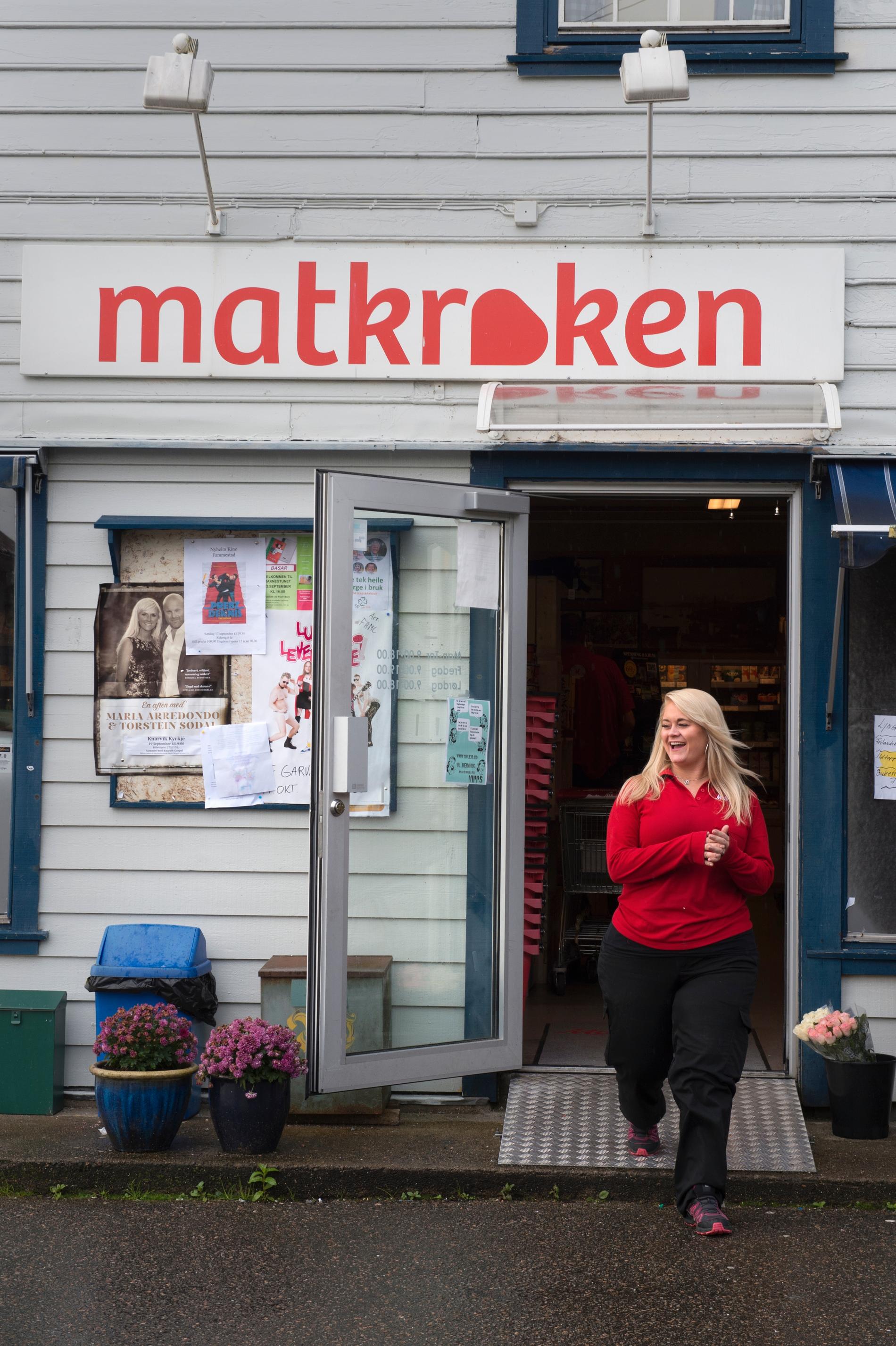 FEIENDE INN: I august i år kom Therese Vik feiende inn for å drive den tradisjonsrike butikken på Hjelmås. Hun gjør unna kontorarbeidet tidlig om morgenen, for selv å være klar til å ta i mot alle kundene når de kommer.