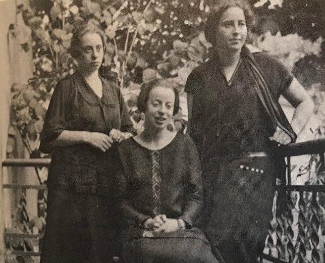 Hannah Arendt (t.v) sammen med stesøstrene Eva og Clara Beerwald.