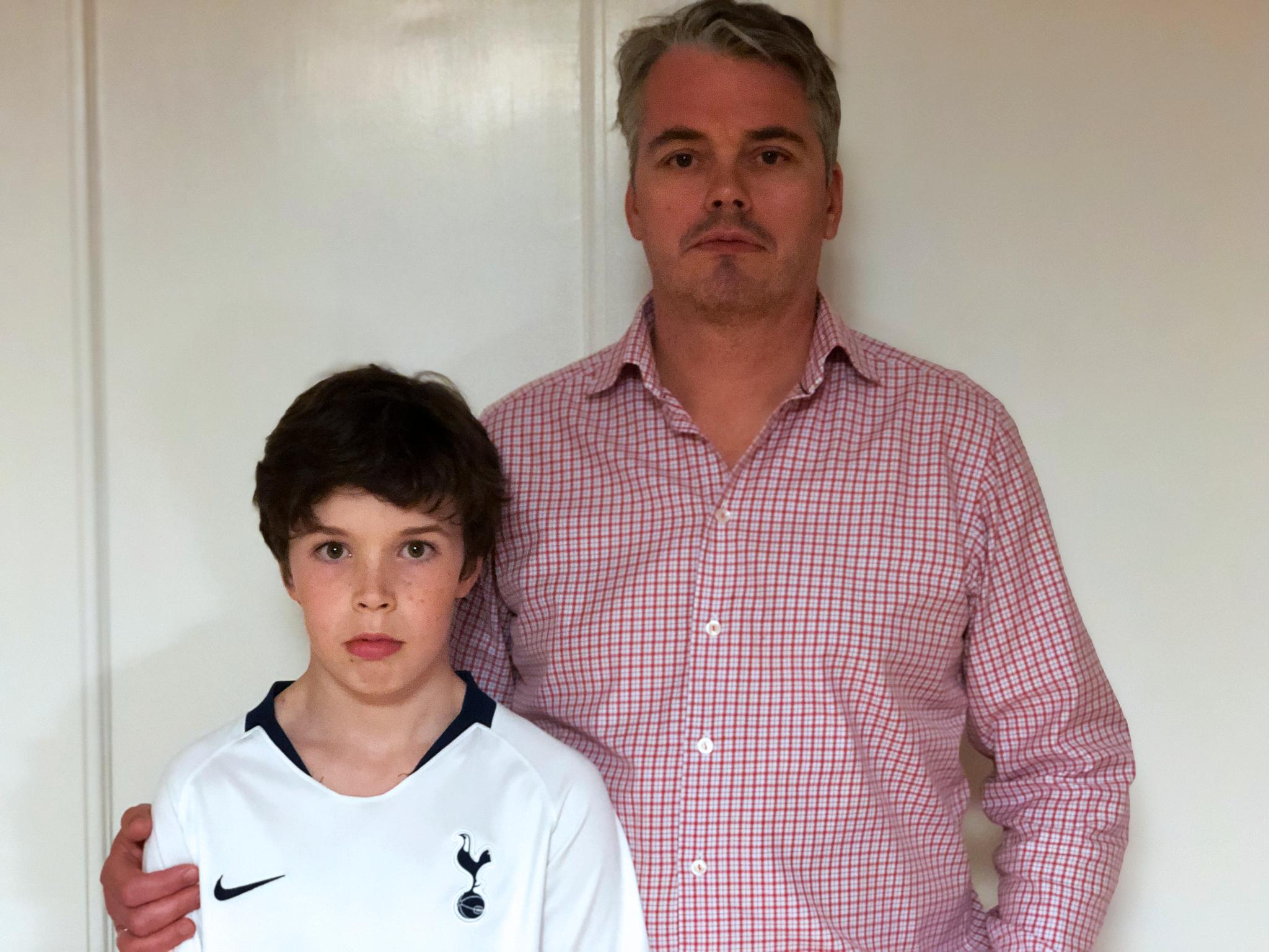 11 år gamle Nicolai Buflod Furesund og pappa Magnus Buflod håper begge det ordner seg med kampbilletter til Tottenham-Southampton. 