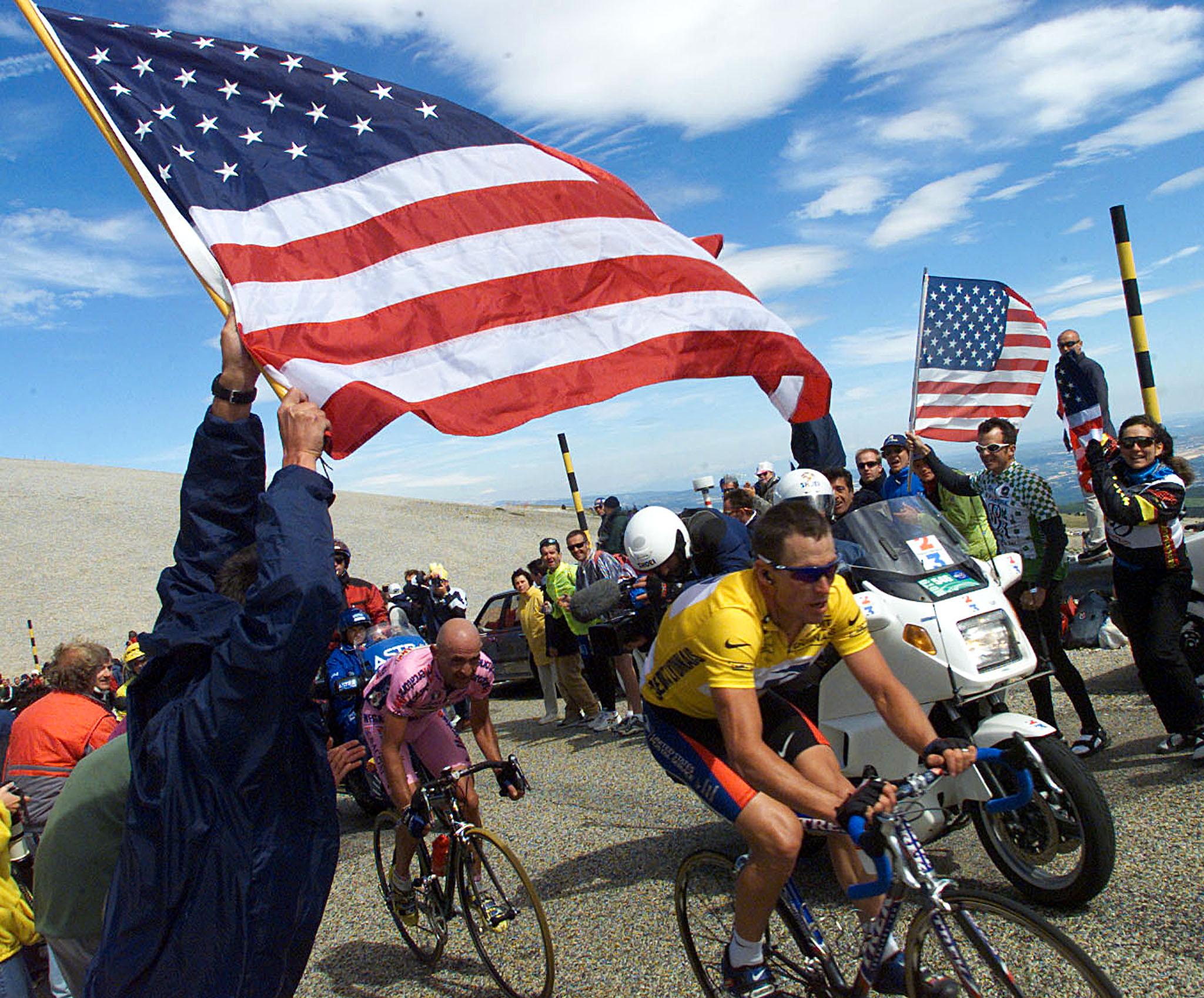 Lance Armstrong og Marco Pantani kjempet en knalltøff duell opp mot Mont Ventoux i 2000. Pantani vant til slutt etappen.