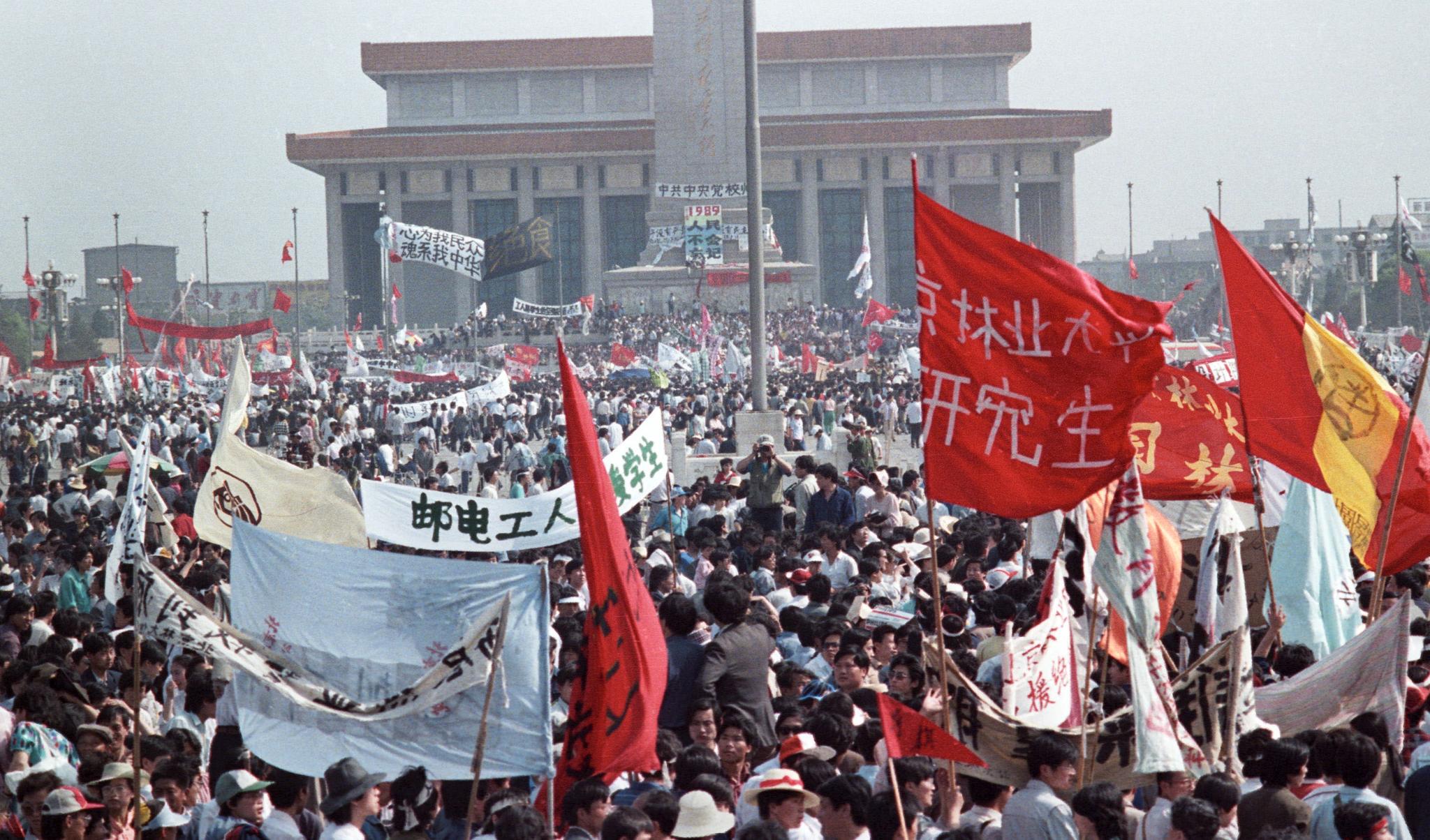 I syv uker, fra 15. april til 4. juni 1989, demonstrerte studenter og arbeidere i Beijing fordi de var frustrerte over fraværet av demokratiske reformer i Kina, skriver Trine Angelskår.