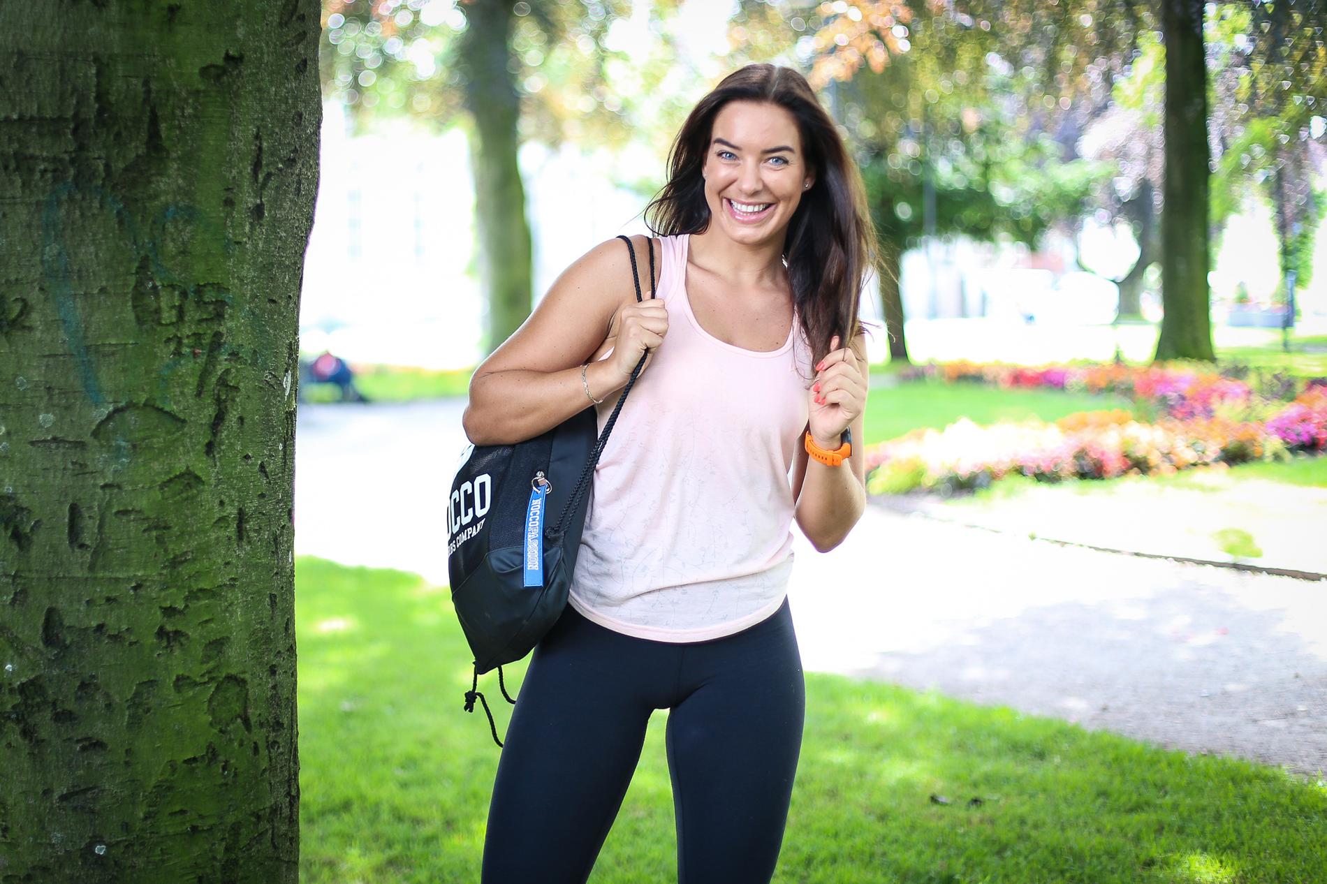 Nå som sommeren har kommet til Sørlandet mener personlig trener Maren Erdvik (30) at du bør utnytte aktivitetsparkene i ditt nærområde. Alt du trenger? Deg selv og hennes utvalgte øvelser for å komme i form.
