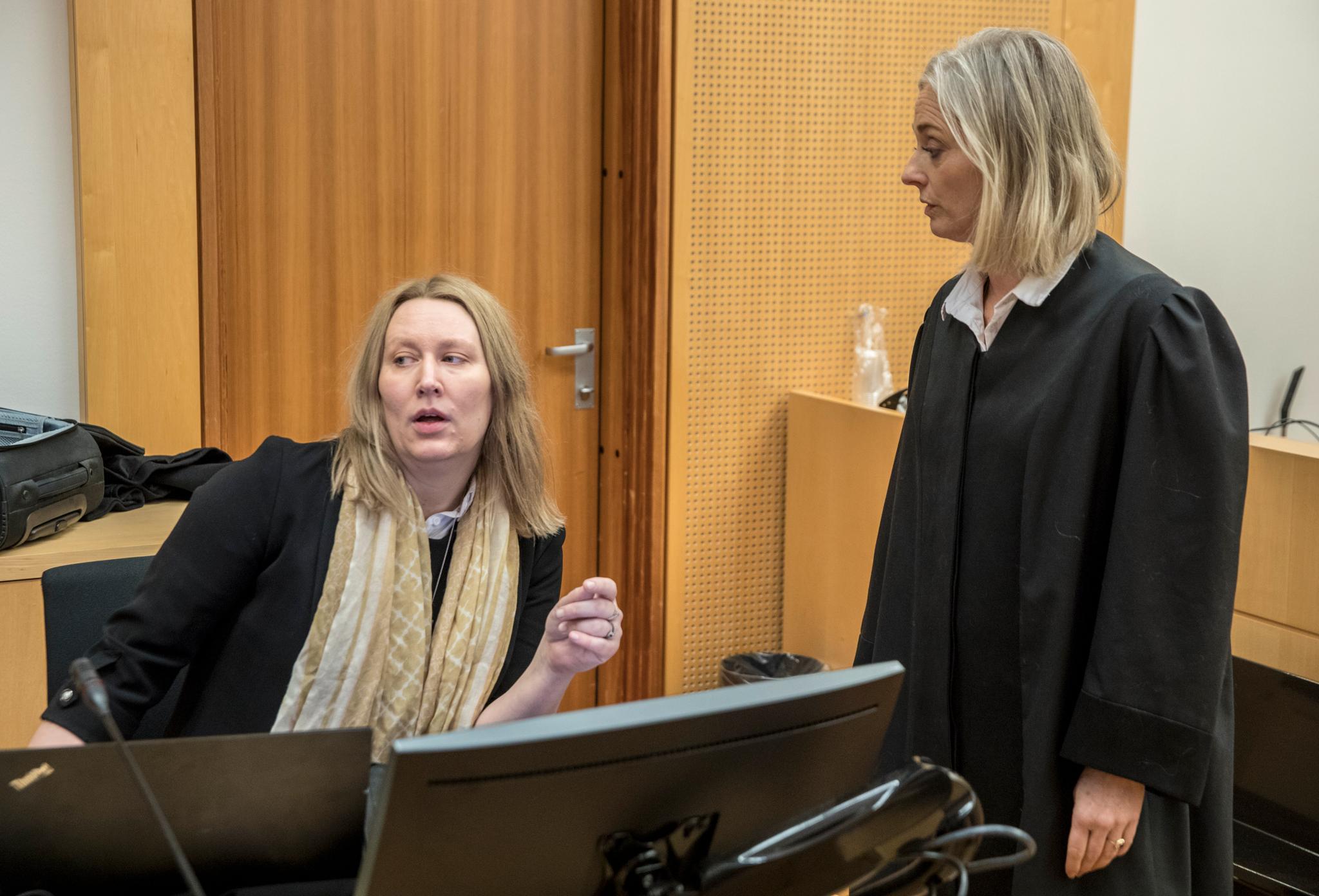 Forsvarer Elisabeth Myhre og aktor Trude Antonsen (t.h.) under rettssaken mot  Gaute Drevdal.