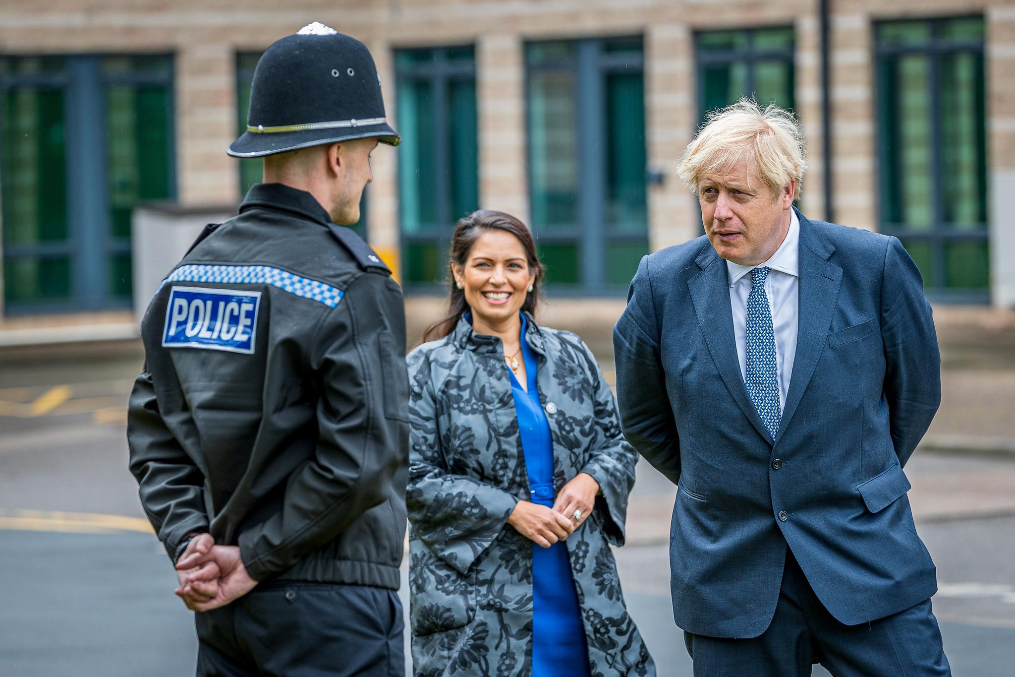 Innenriksminister Priti Patel og statsminister Boris Johnson lovet at brexit skulle sikre at britene igjen tok kontroll over egne grenser og egne lover. De sliter med begge deler.