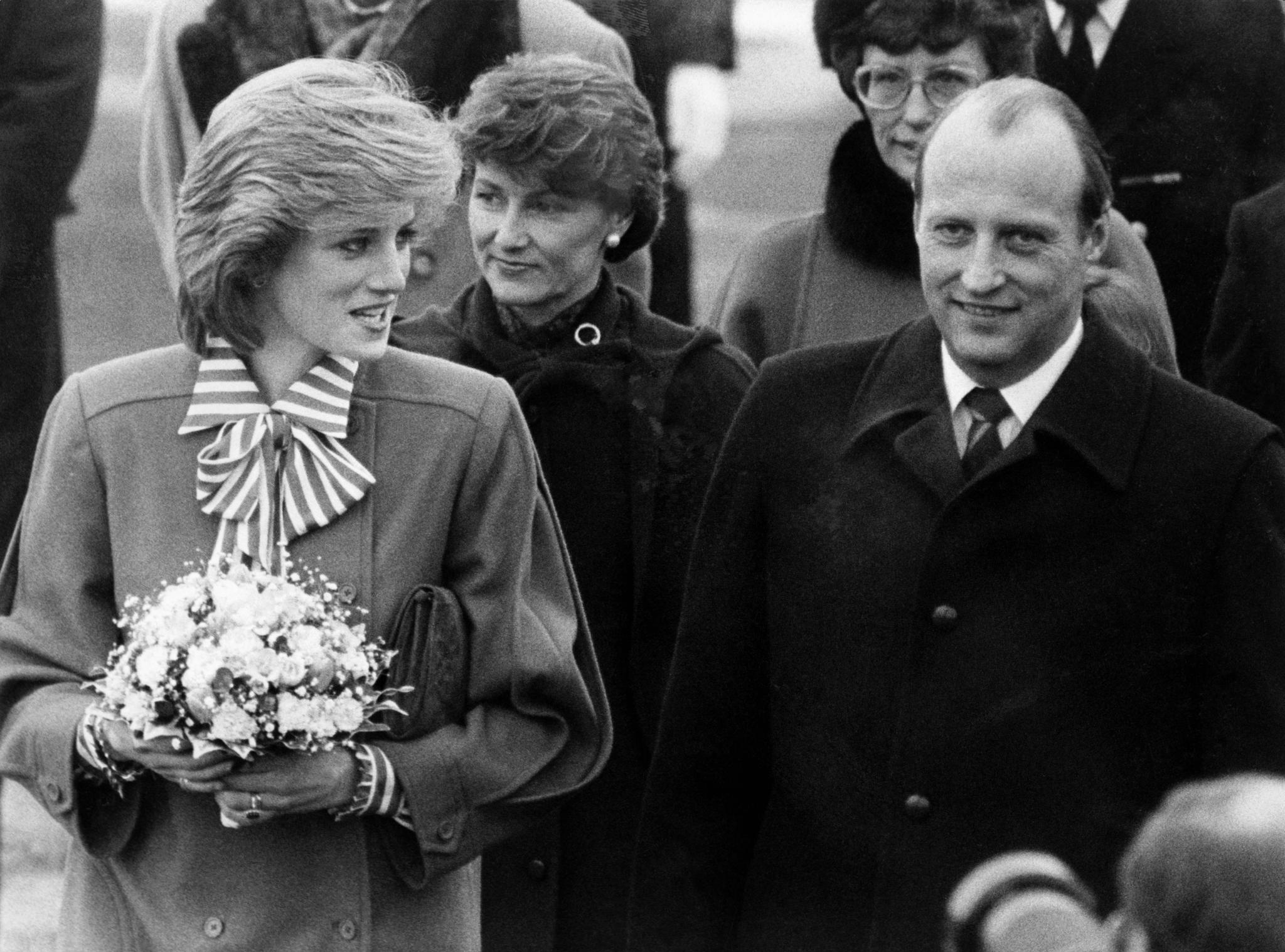 Prinsesse Diana besøkte Oslo i februar 1984. På bildet er hun sammen med det daværende kronprinsparet Sonja og Harald. 