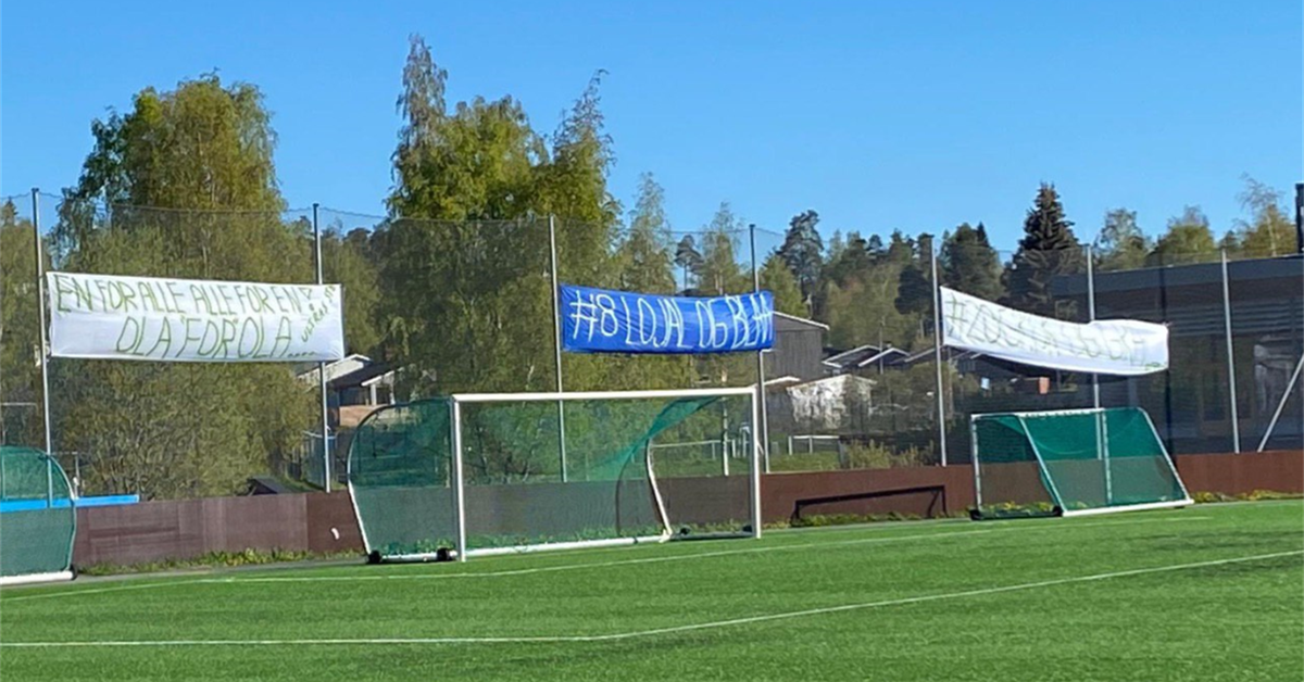Ola Brynhildsens overgang til Molde har ikke gått upåaktet hen. Tirsdag hadde Stabæk-supportere hengt opp disse bannerne på Stabæks treningsfelt. Bildet er brukt med tillatelse fra Eurosport.
