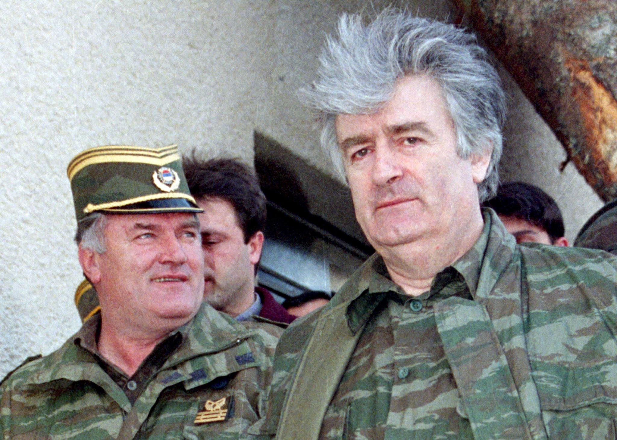 Radovan Karadzic (t.h.) og hans general Ratko Mladic fotografert i 1995. 