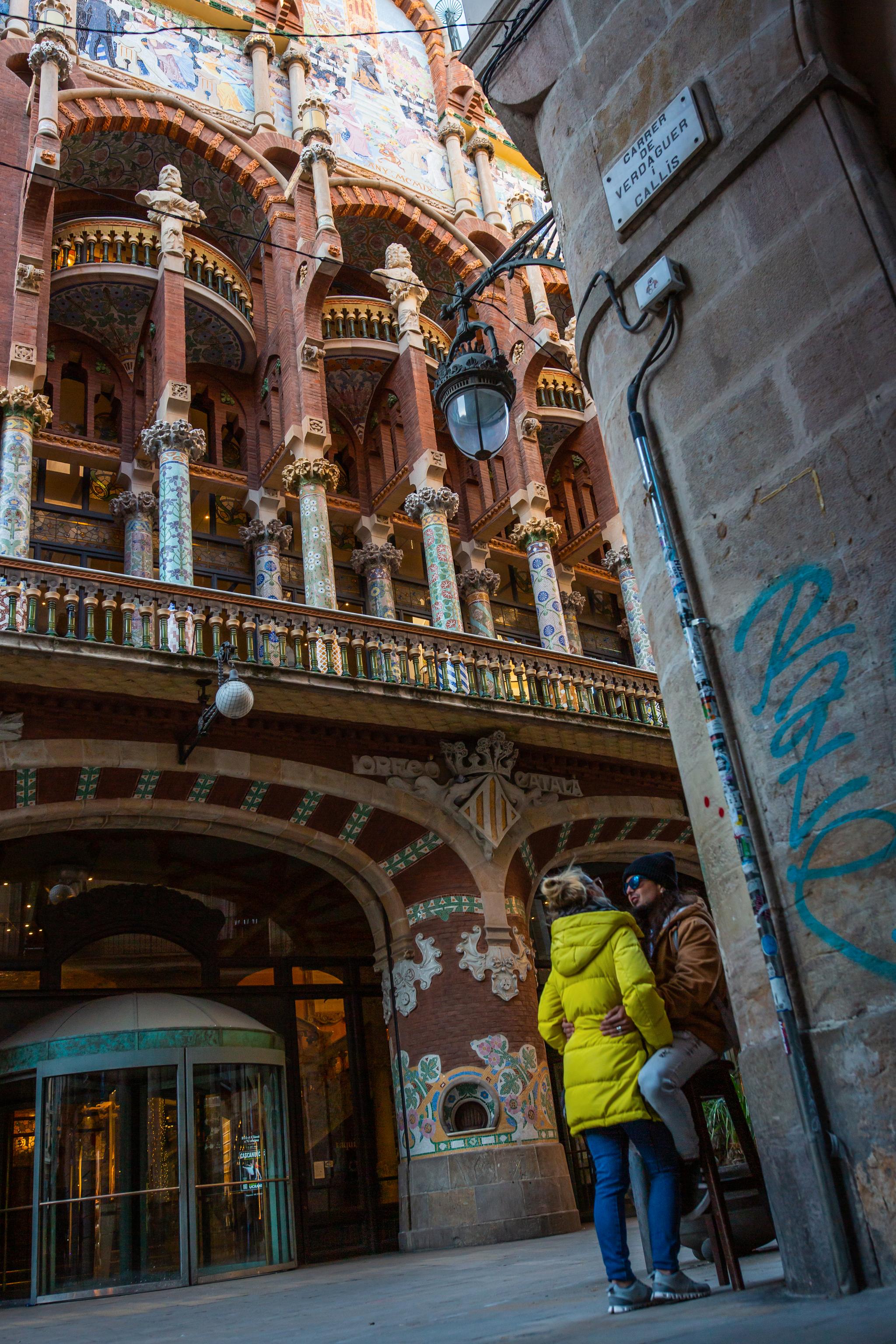Fargeklatten Palau de la Música Catalana står som et grensepunkt mellom gamle og nye Barcelona. Det 115 år gamle konserthuset fremheves ofte som Montaners mest komplette bygning. 