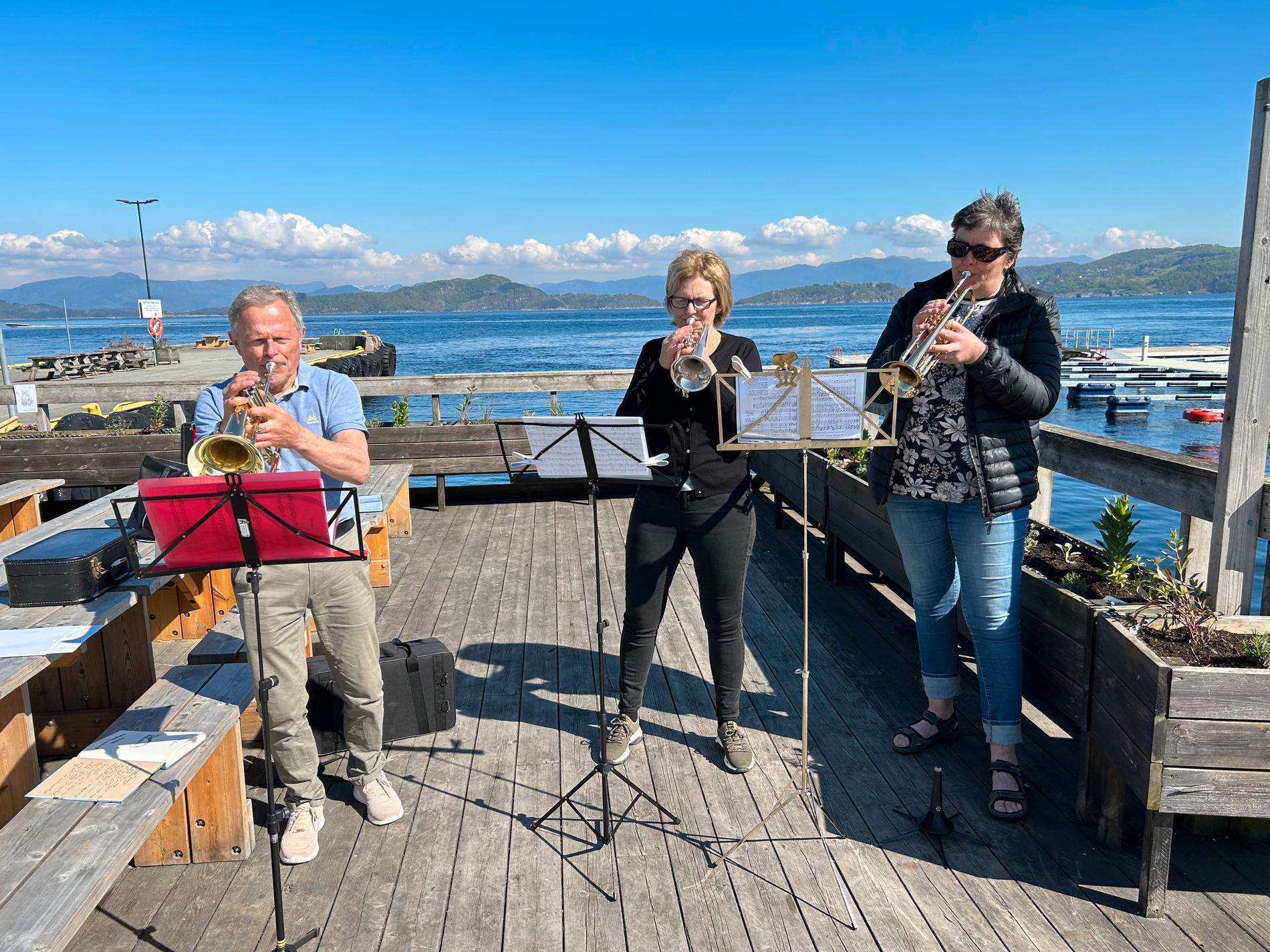 Denne trioen liva opp utanfor Coopen på Judaberg fredag ettermiddag; f.v. Aslak Bråtveit på flygelhorn, Hilde Turid Hebnes på kornett og Målfrid Eggebø på trompet.