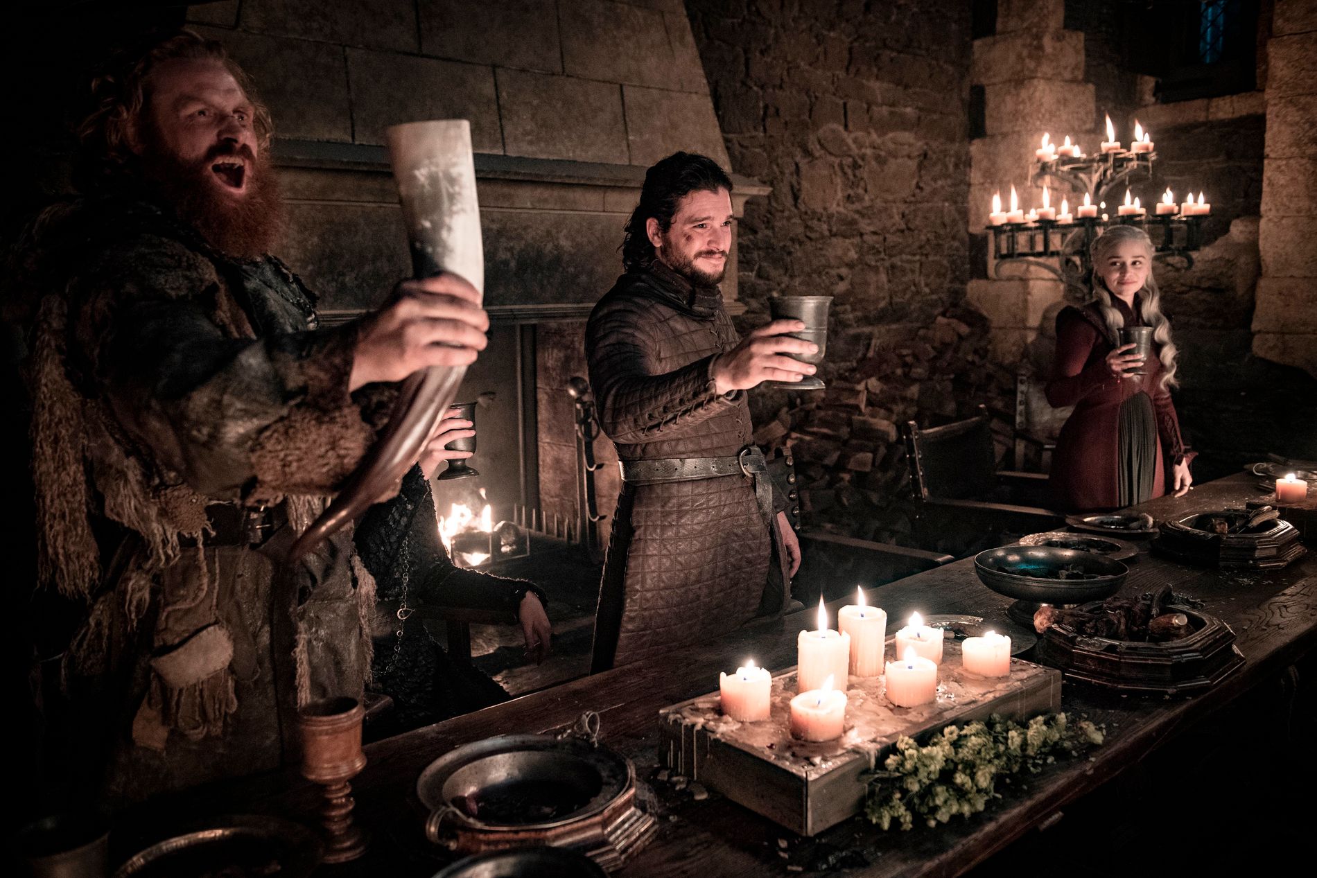 Kristofer Hivju, Kit Harington og Emilia Clarke svinger begeret for seier i «Game of Thrones». I april feirer strømmetjenesten HBO tiårsjubileet for serien – kalt «The Iron Aniversary» – med mye moro. 