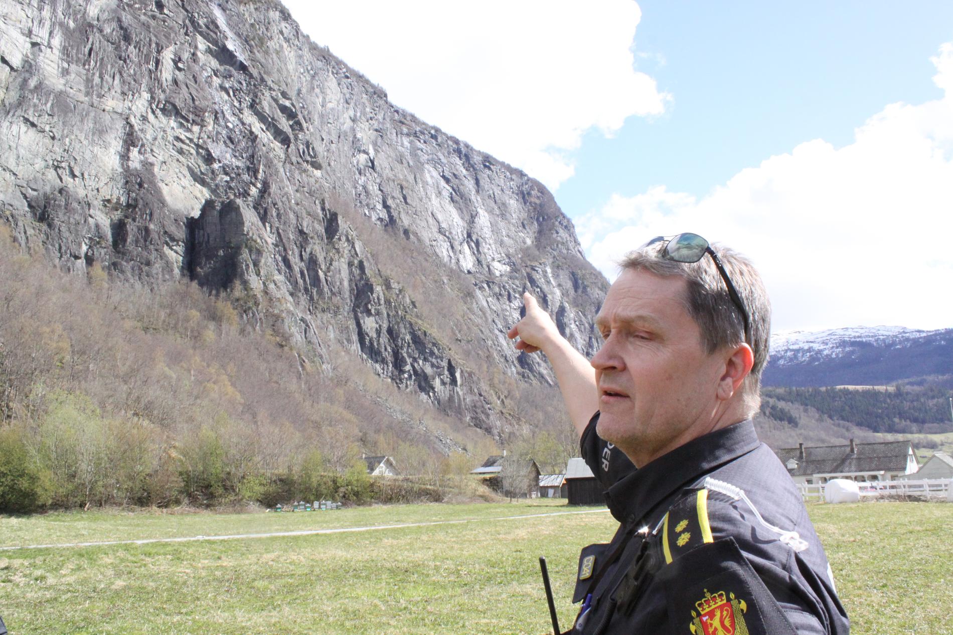 Innsatsleder Henning Hegbom snakket selv med mannen oppe i fjellsiden.